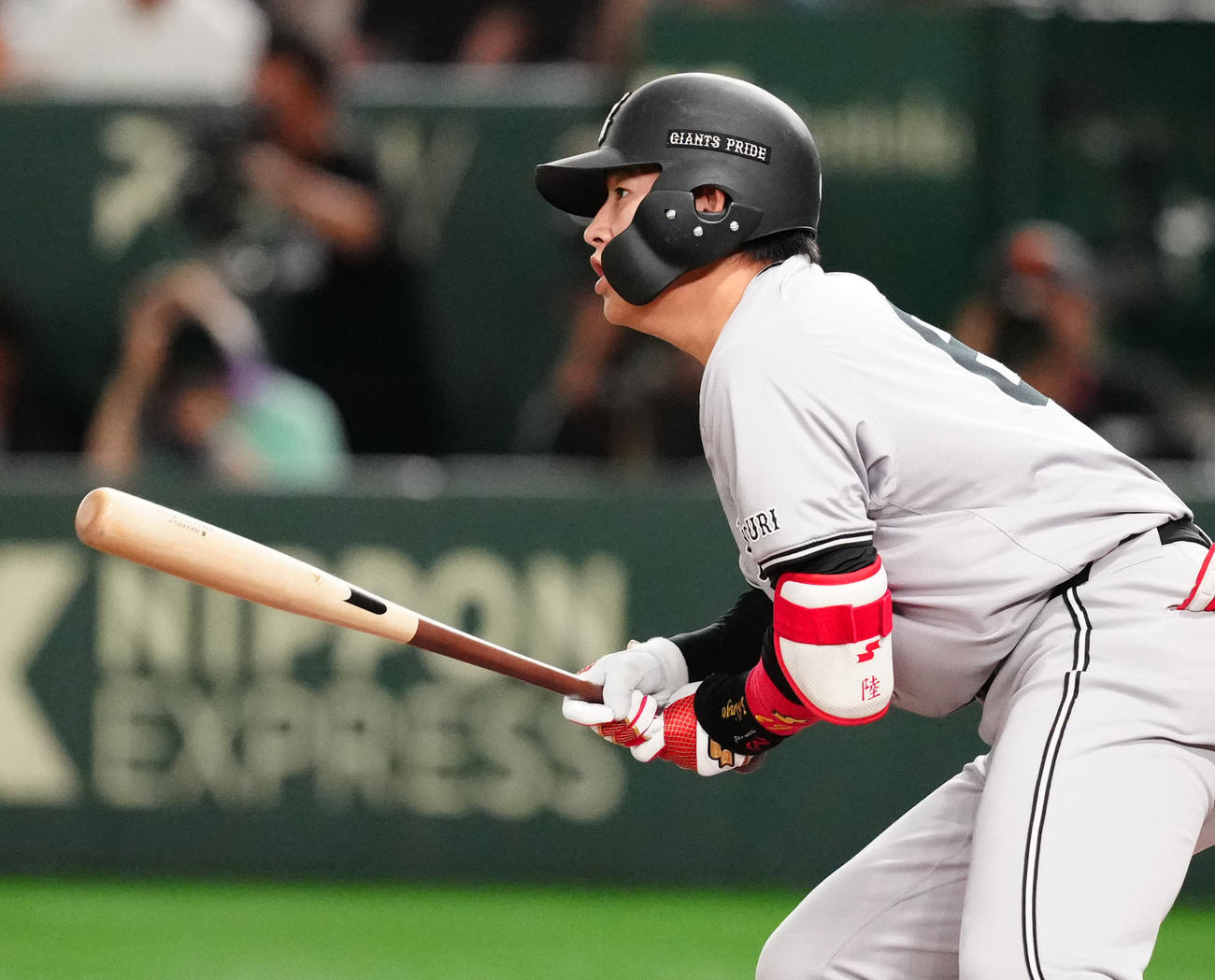 巨人対ヤクルト　2回裏巨人2死二塁、適時打を放つ増田陸（撮影・江口和貴）