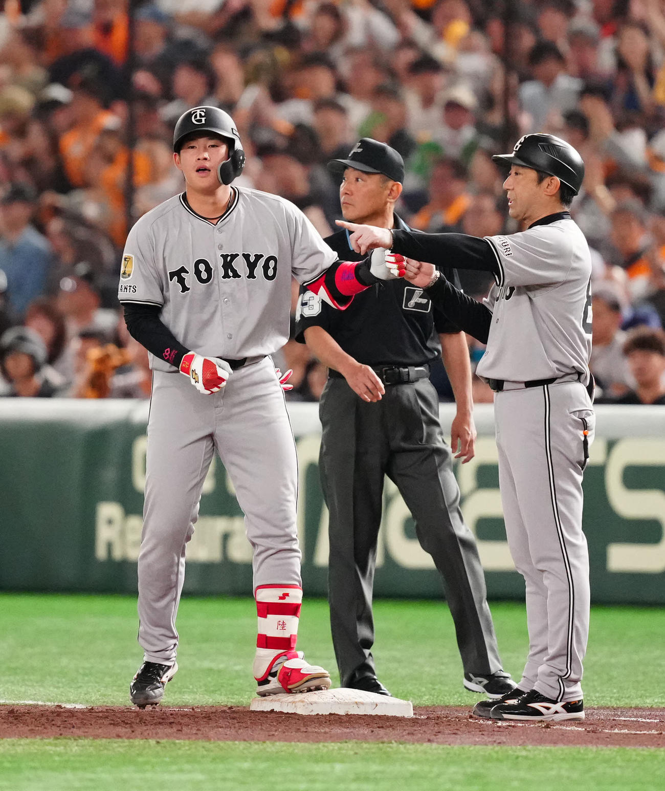 巨人対ヤクルト　2回裏巨人2死二塁、適時打を放った増田陸（左）（撮影・江口和貴）