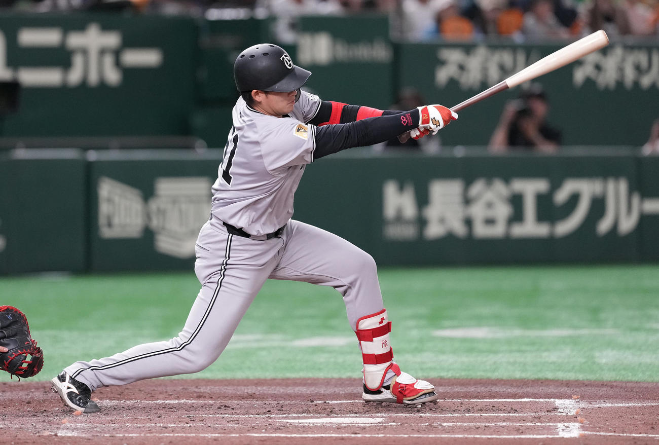巨人対ヤクルト　2回裏巨人2死二塁、左前適時打を放つ増田陸（撮影・鈴木みどり）