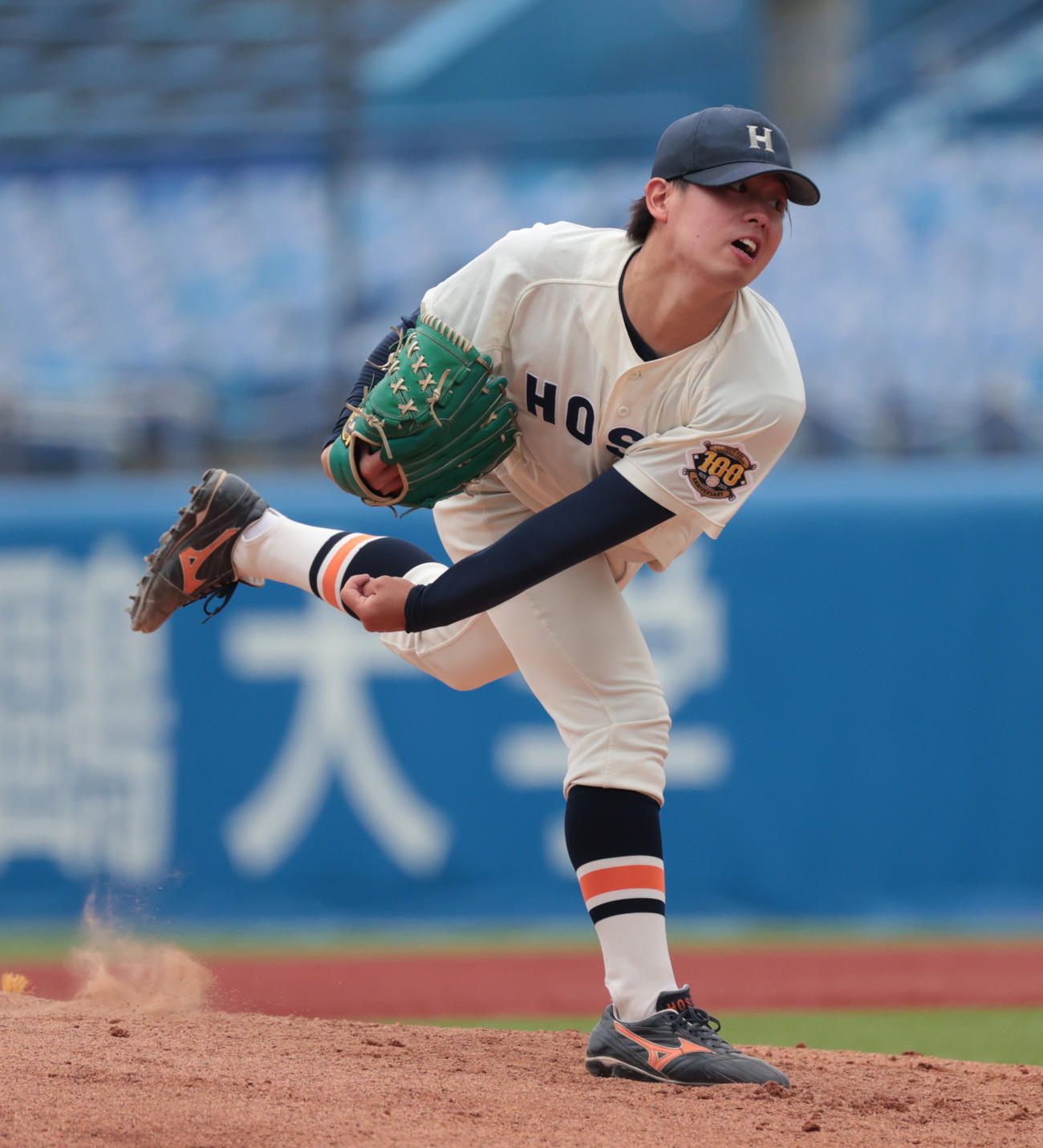 法大対明大　先発した法大・野崎（撮影・柴田隆二）