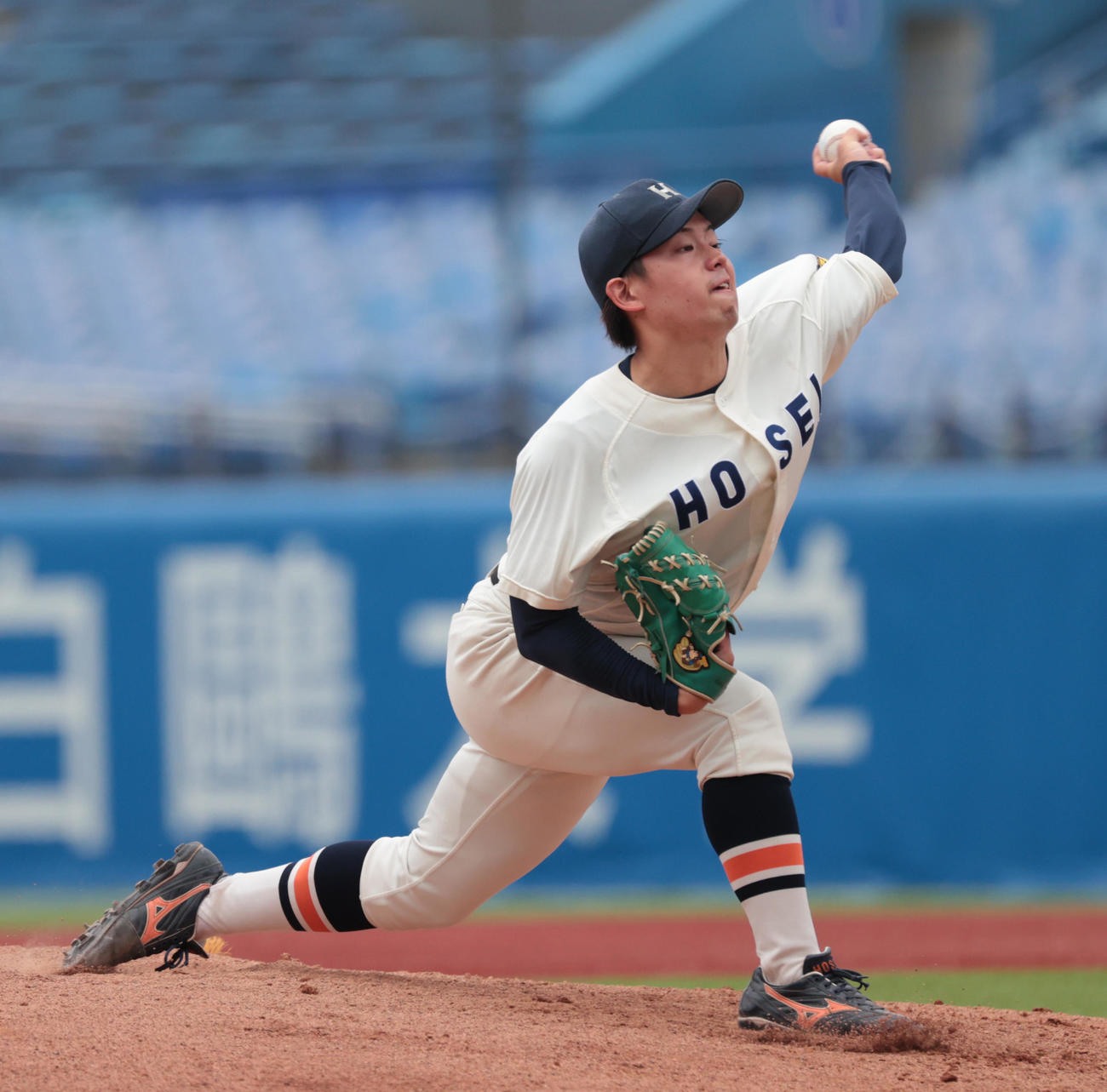 法大対明大　先発した法大・野崎（撮影・柴田隆二）