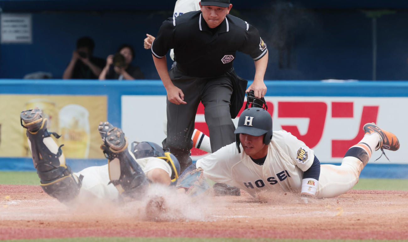法大対明大　2回表法大2死二塁、境の右前適時打で二塁走者今泉秀が生還、捕手福原（撮影・柴田隆二）