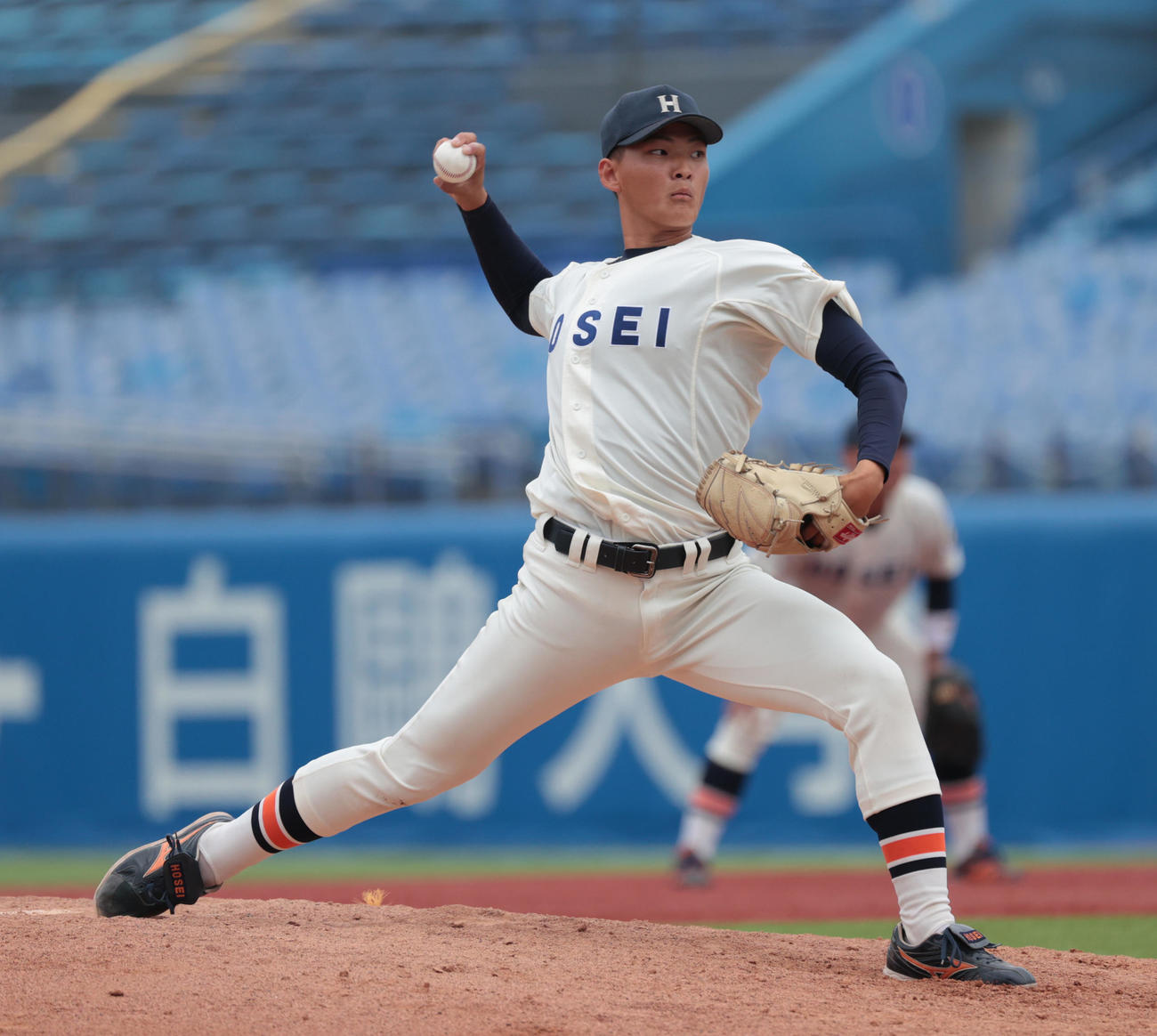 法大対明大　6回から登板した法大・小森（撮影・柴田隆二）