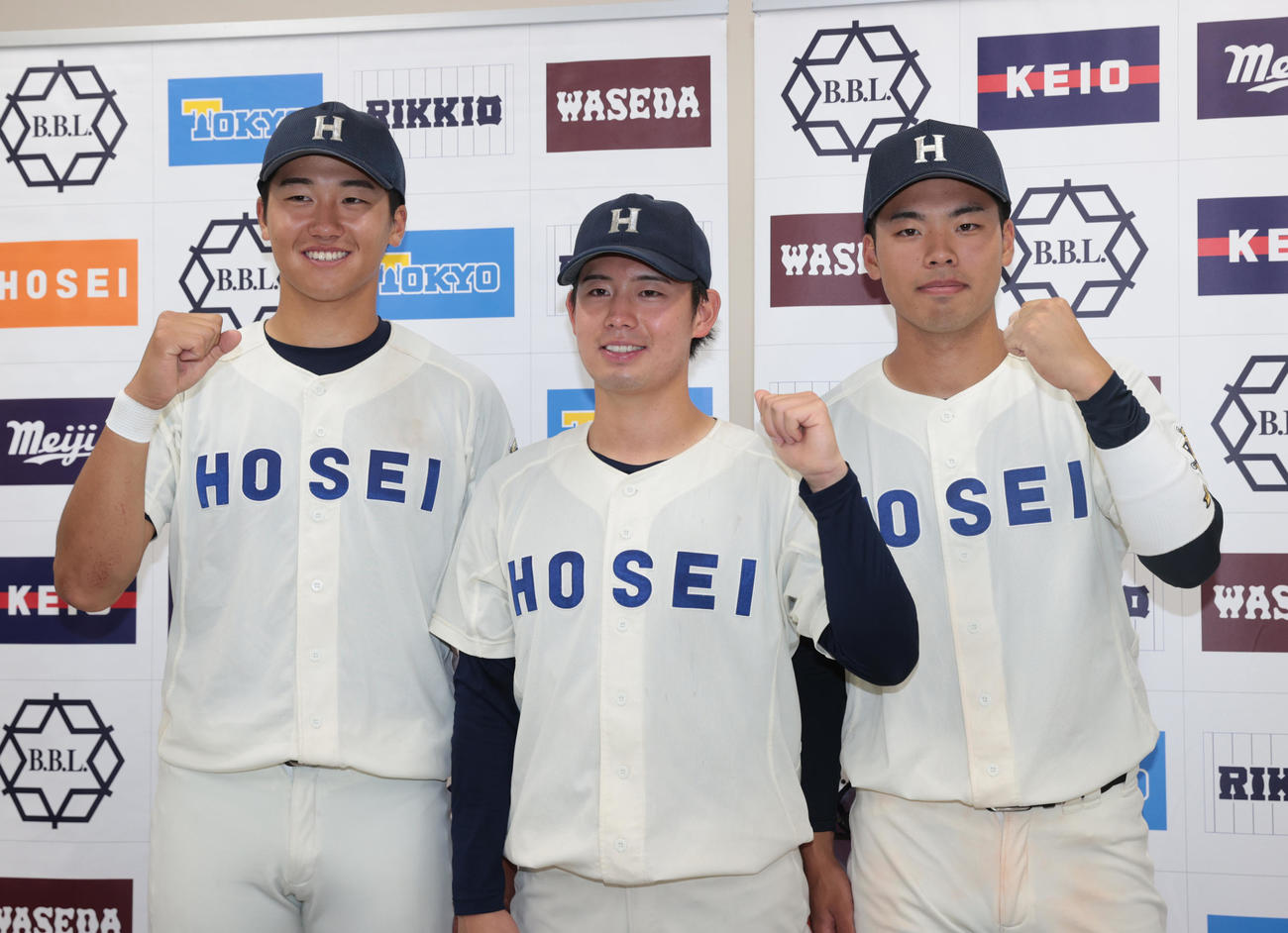 法大対明大　勝利しガッツポーズする、左から法大・片山、野崎、境（撮影・柴田隆二）