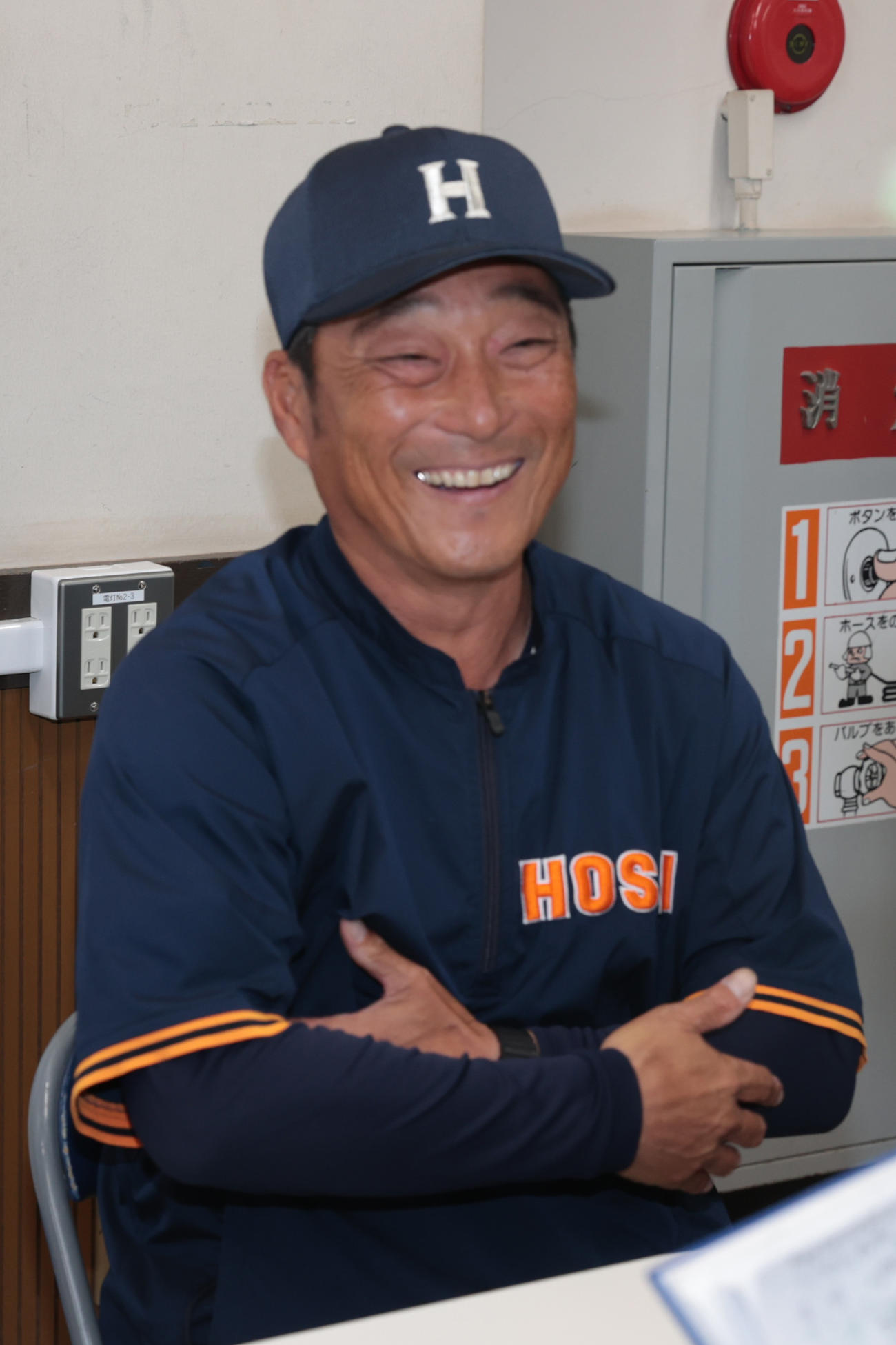 法大対明大　勝利し笑顔を見せる法大・大島監督（撮影・柴田隆二）