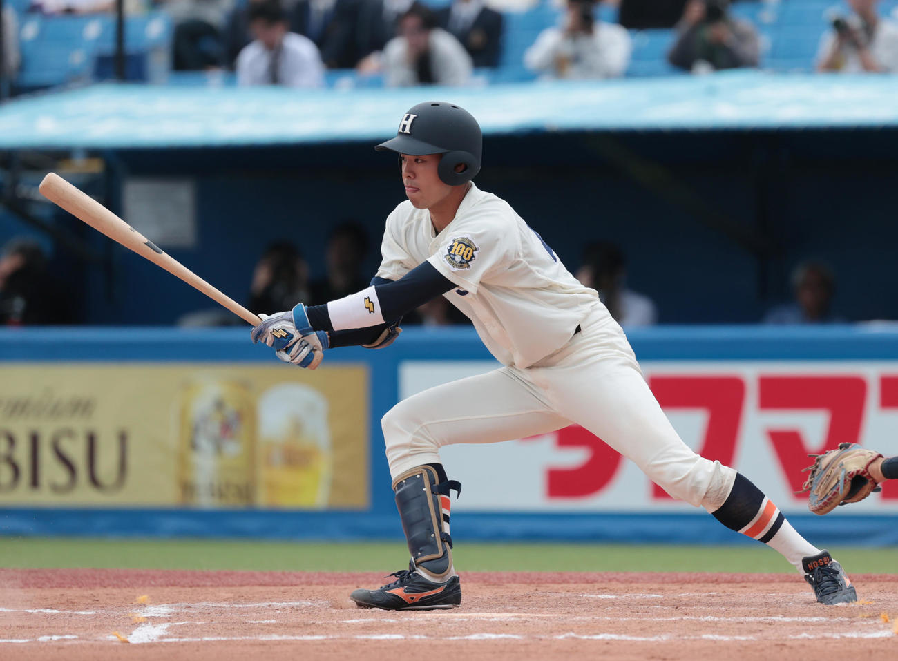 法大対明大　7回表法大2死三塁、境は二塁適時内野打を放つ（撮影・柴田隆二）