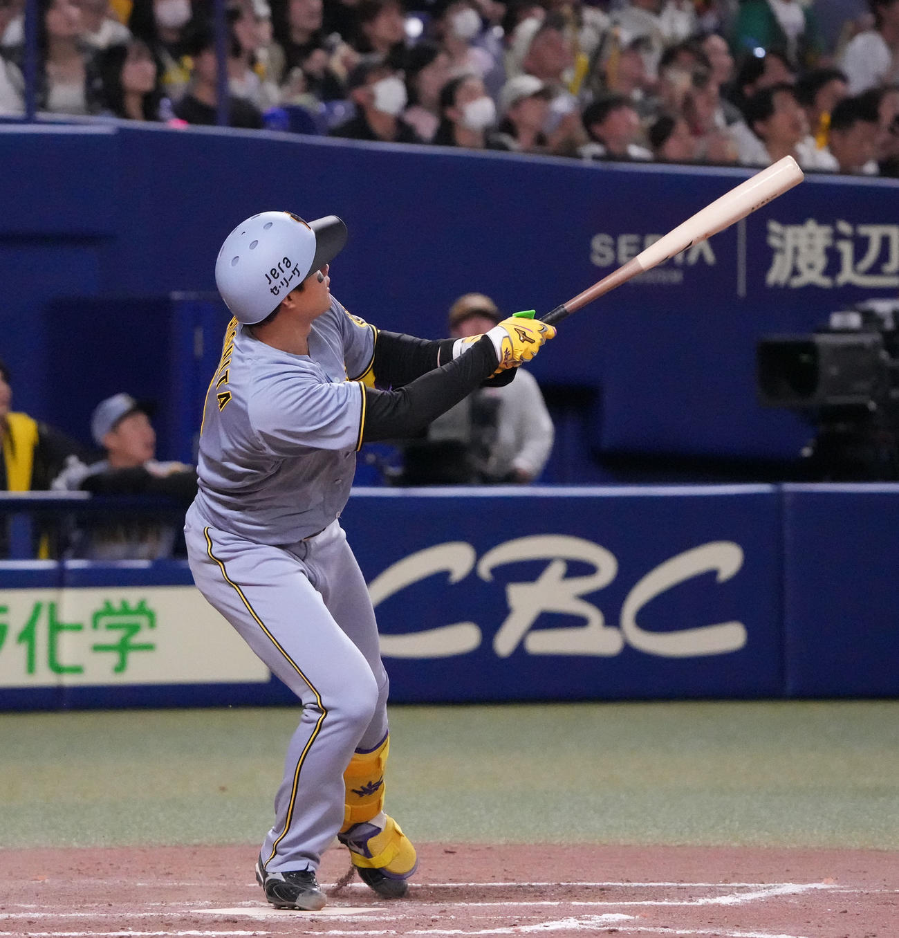 中日対阪神　9回表阪神1死一、三塁、左犠飛を放つ森下（撮影・森本幸一）