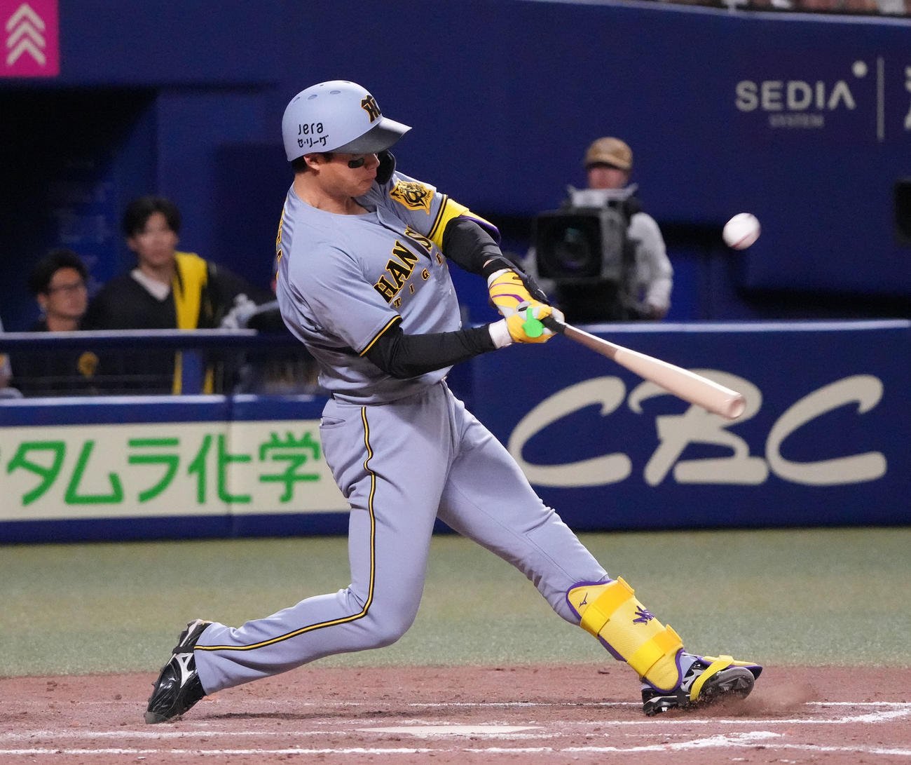 中日対阪神　9回表阪神1死一、三塁、左犠飛を放つ森下（撮影・森本幸一）