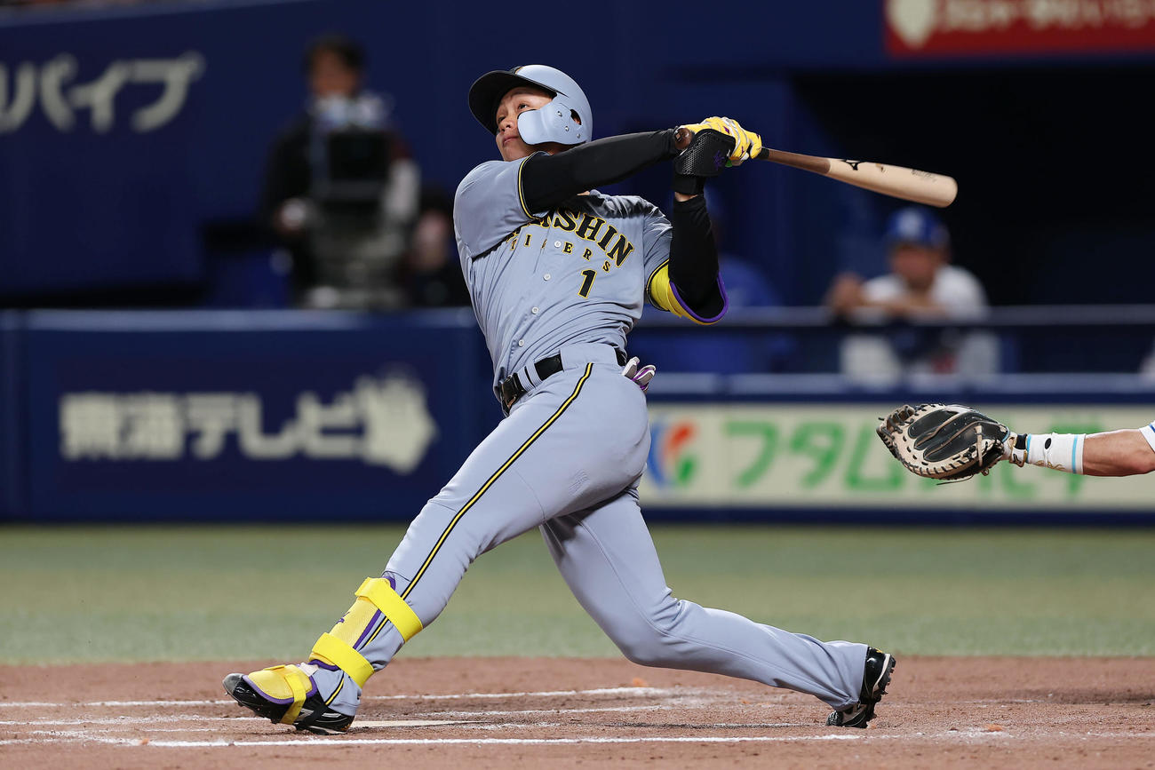 中日対阪神　9回表阪神1死一、三塁、左犠飛を放つ森下（撮影・前田充）
