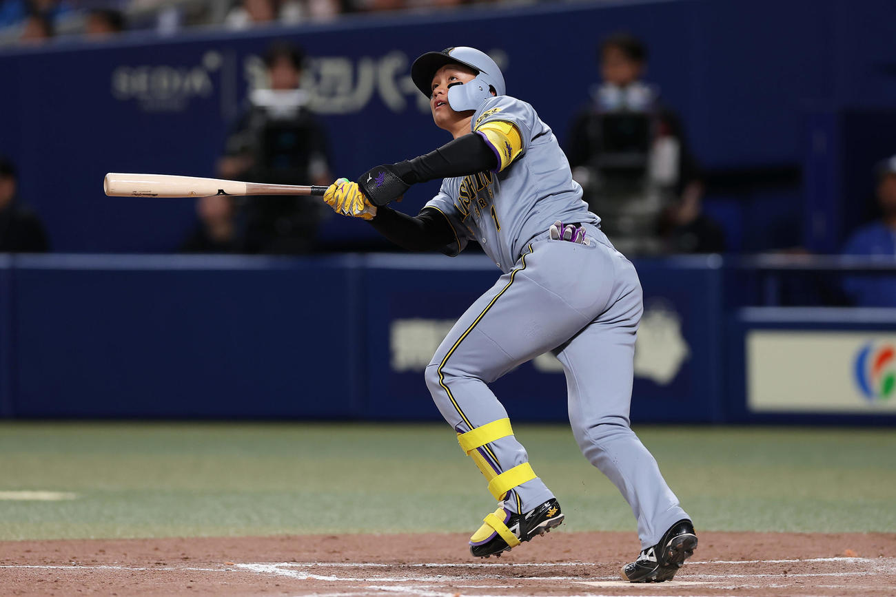 中日対阪神　9回表阪神1死一、三塁、左犠飛を放つ森下（撮影・前田充）