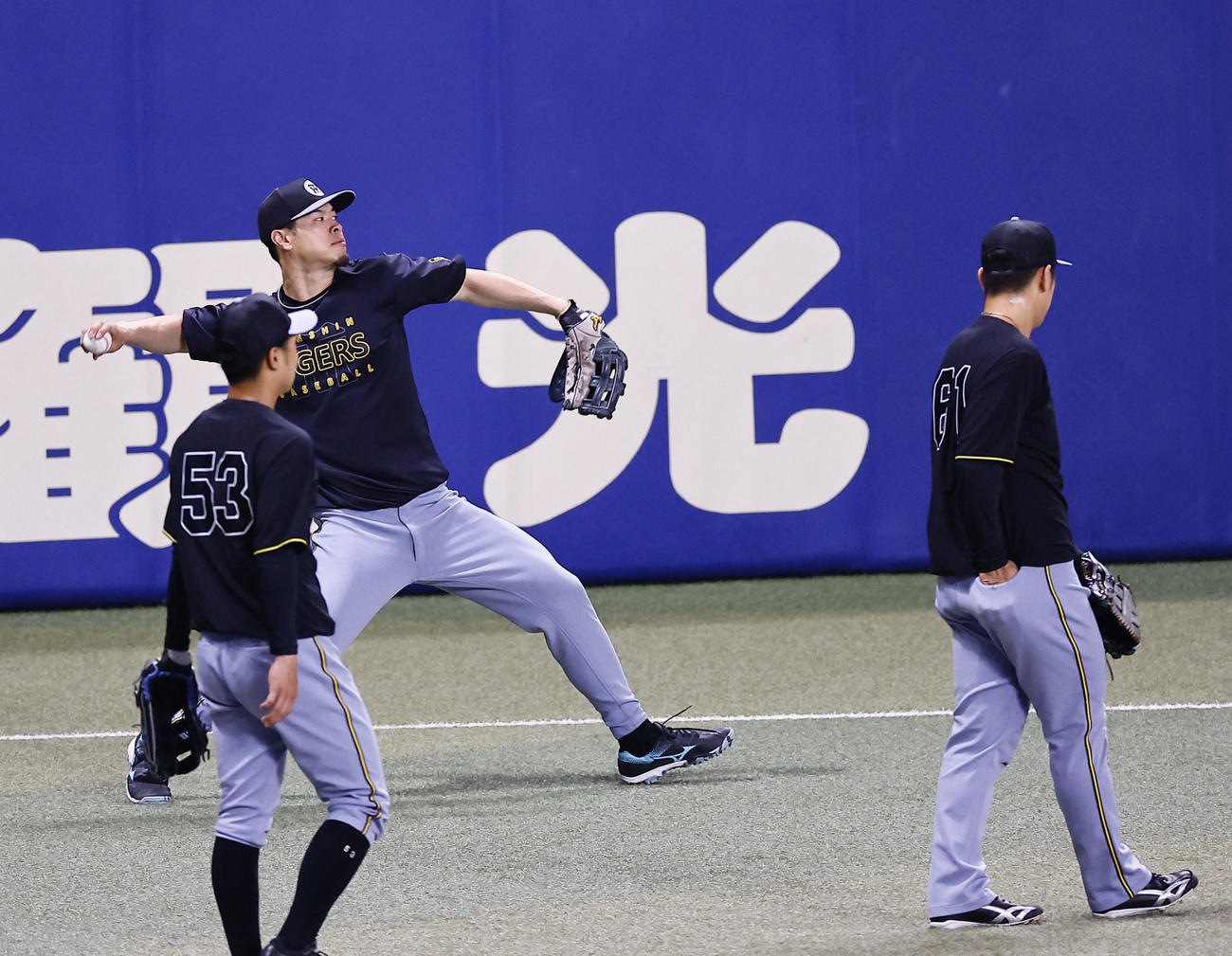 中日対阪神　右翼位置で守備練習をする阪神佐藤輝（中央）（撮影・藤尾明華）