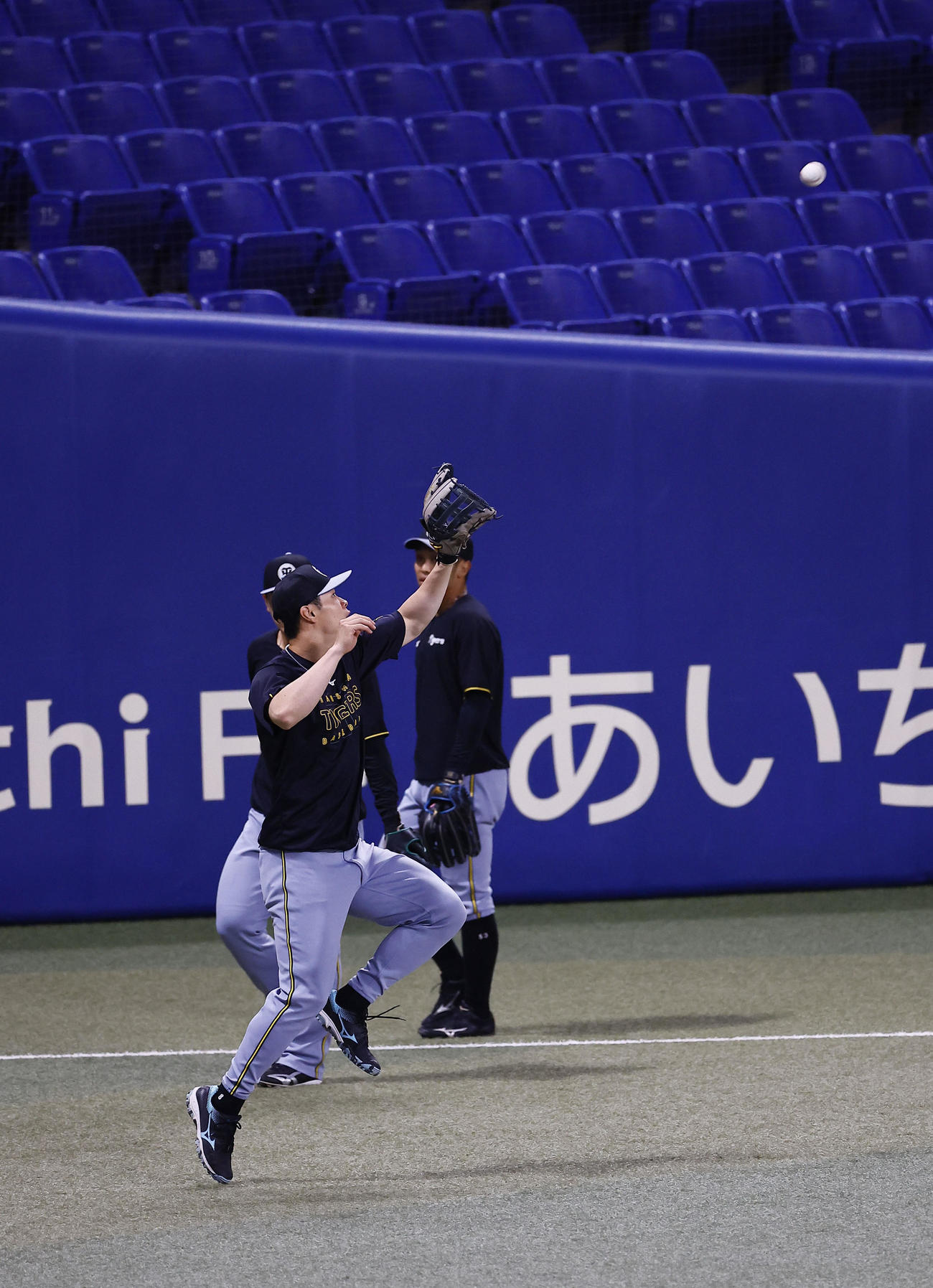 中日対阪神　右翼位置で守備練習をする阪神佐藤輝（撮影・藤尾明華）