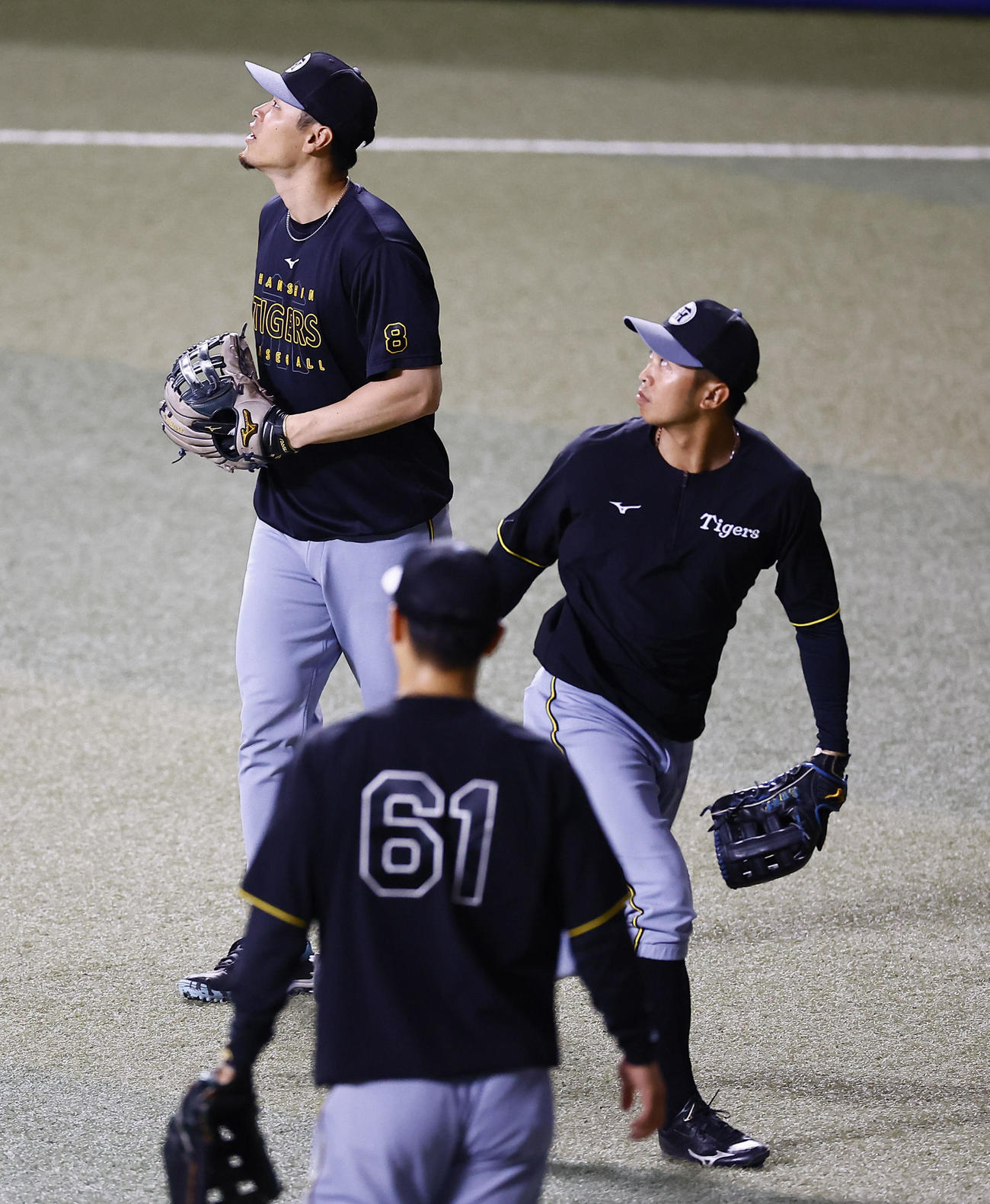 中日対阪神　左翼位置で守備練習をする阪神佐藤輝（奥）（撮影・藤尾明華）