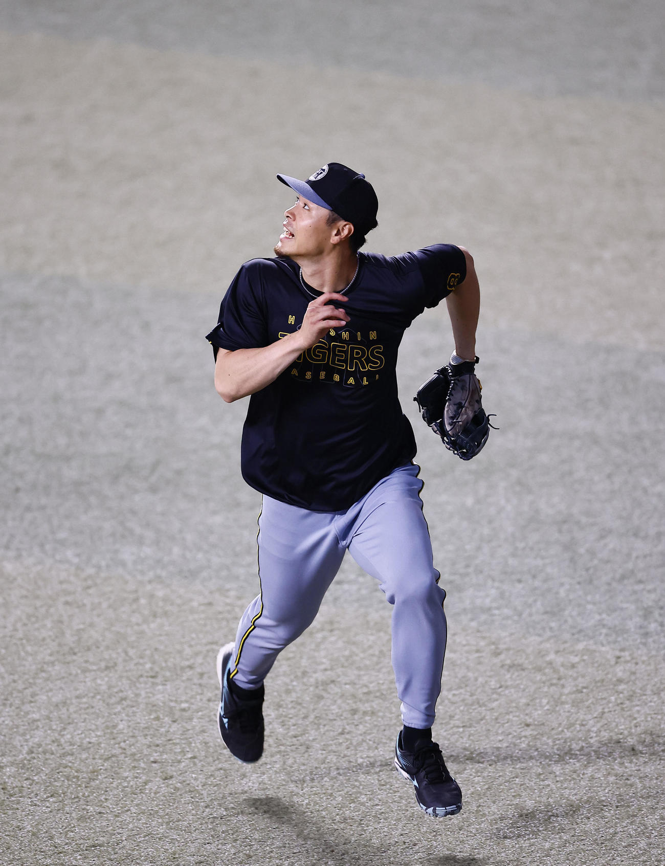 中日対阪神　左翼位置で守備練習をする阪神佐藤輝（撮影・藤尾明華）