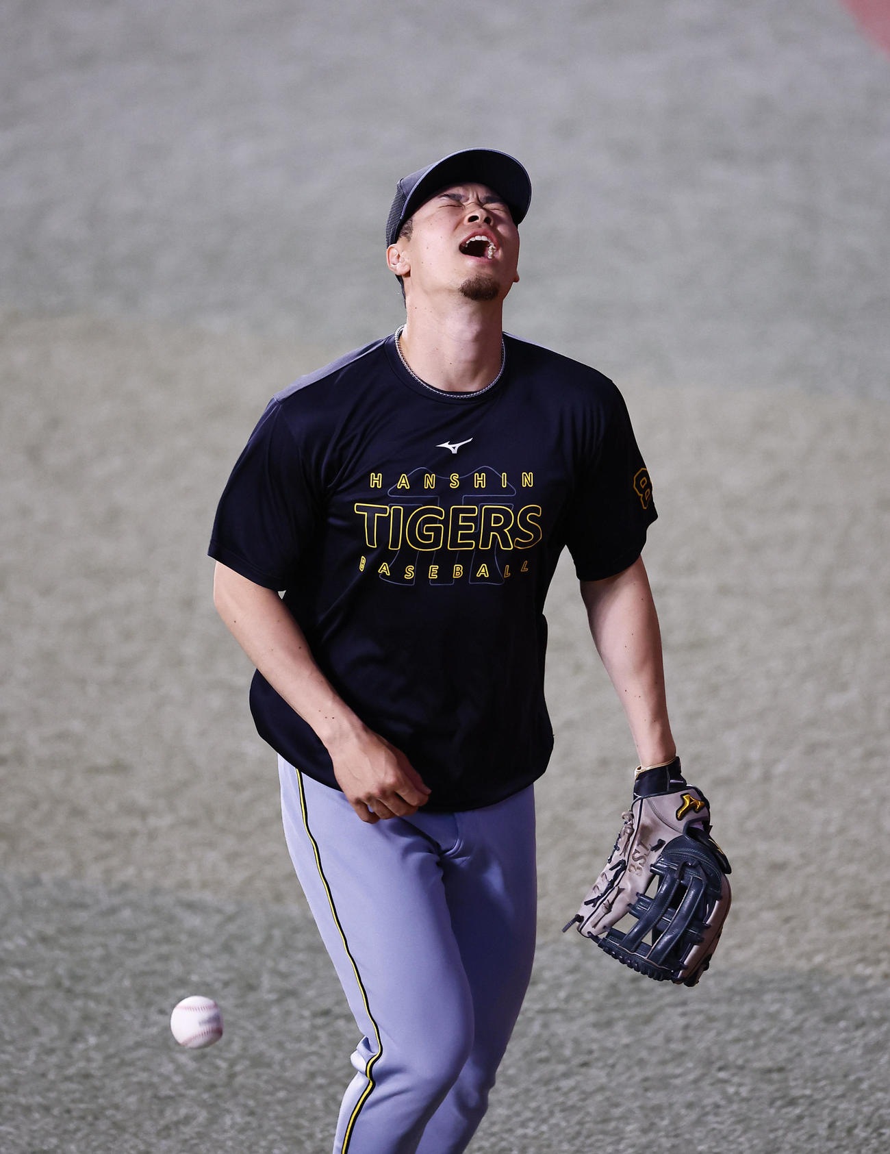 中日対阪神　左翼位置で守備練習をする阪神佐藤輝（撮影・藤尾明華）