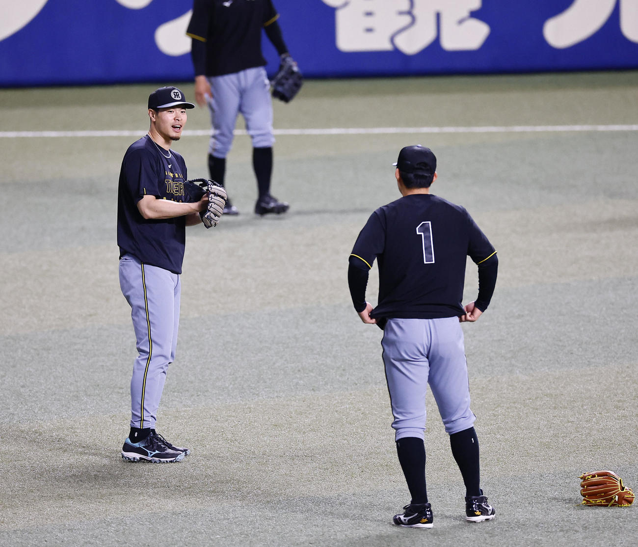 中日対阪神　右翼位置で森下と話しをする阪神佐藤輝（撮影・藤尾明華）