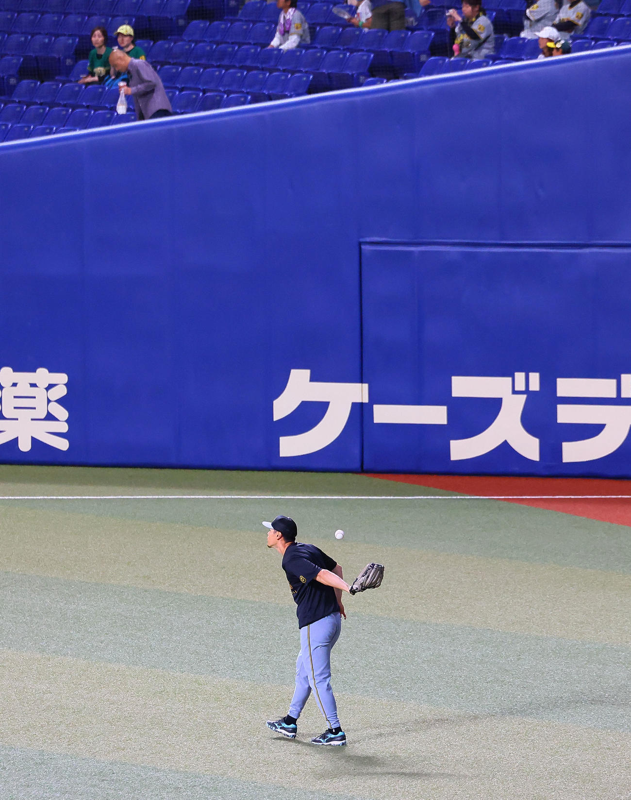 中日対阪神　左翼位置の守備練習で背面キャッチを試みる阪神佐藤輝（撮影・藤尾明華）