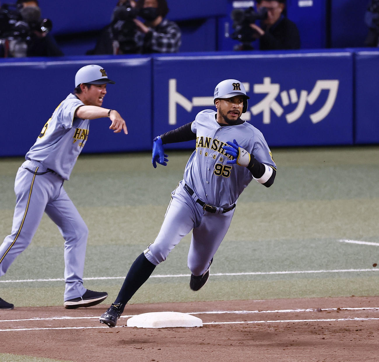中日対阪神　7回表阪神無死、ヘルナンデスは左越えに二塁打を放ち一塁を回る（撮影・藤尾明華）