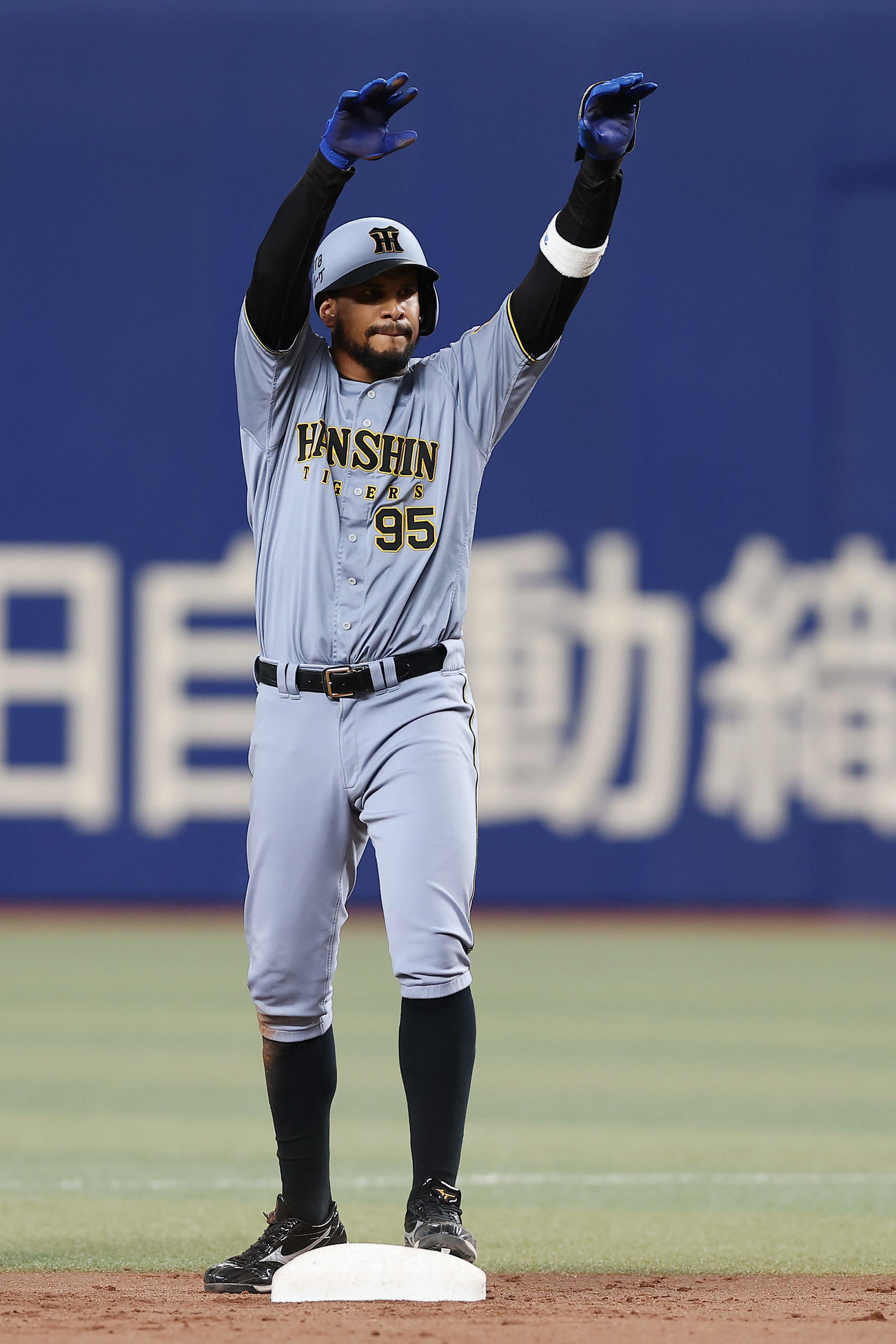 中日対阪神　7回表阪神無死、左翼線へ二塁打を放ったヘルナンデス（撮影・前田充）