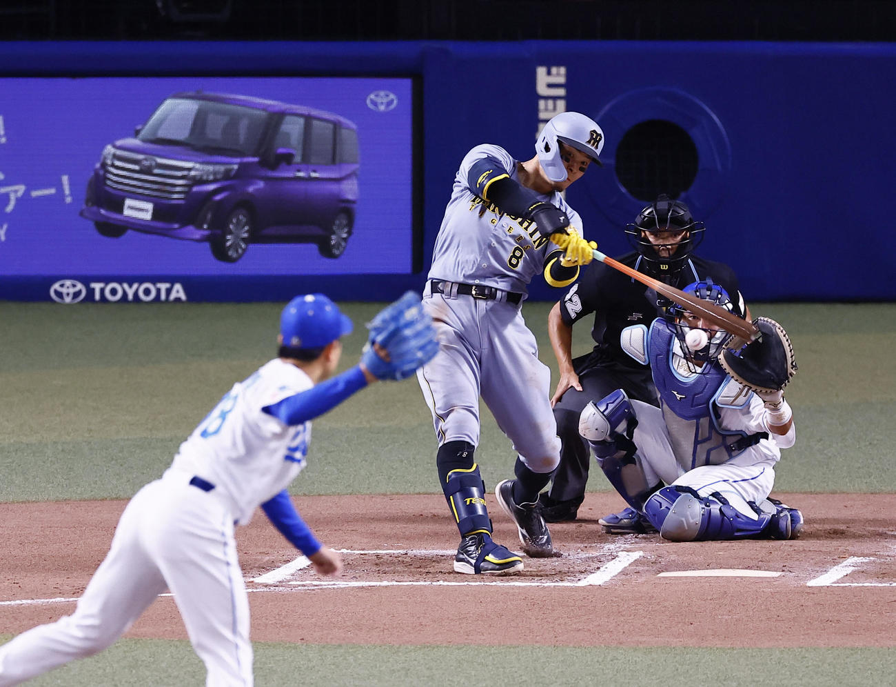 中日対阪神　6回表阪神2死一塁、佐藤輝は中前打を放つ。投手松葉（撮影・藤尾明華）