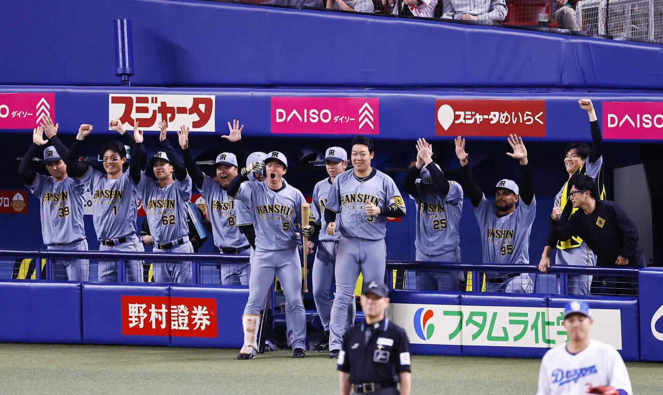 中日対阪神　9回表阪神無死二、三塁、坂本の勝ち越し2点適時二塁打にベンンチで大喜びする湯浅（右から2人目）ら阪神ナイン（撮影・藤尾明華）
