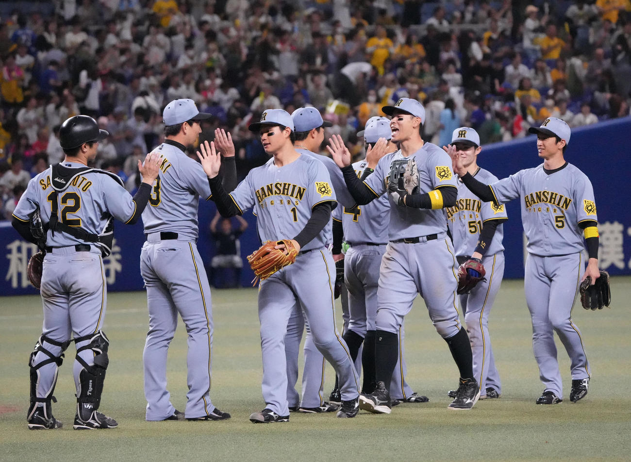 中日対阪神　試合終了、勝利に喜ぶ阪神ナイン（撮影・森本幸一）