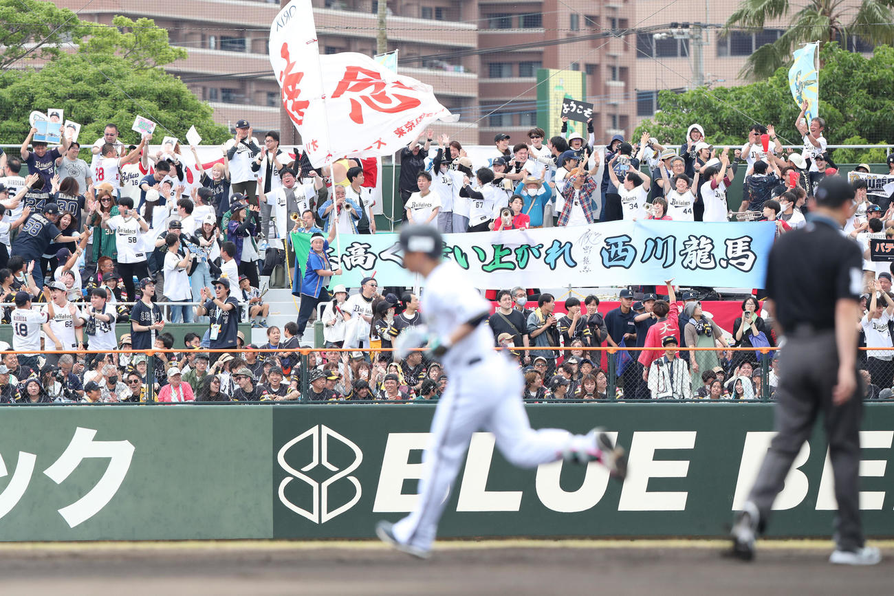 ソフトバンク対オリックス　1回表オリックス無死一塁、西川は右越えに先制となる2点本塁打を放つ、通算1000本安打となりファンも祝福（撮影・梅根麻紀）