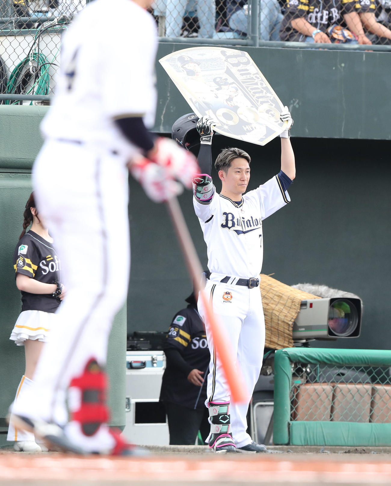 ソフトバンク対オリックス　1回表オリックス無死一塁、西川は右越えに先制となる2点本塁打を放つ、通算1000本安打となり記念のボードを手にする（撮影・梅根麻紀）
