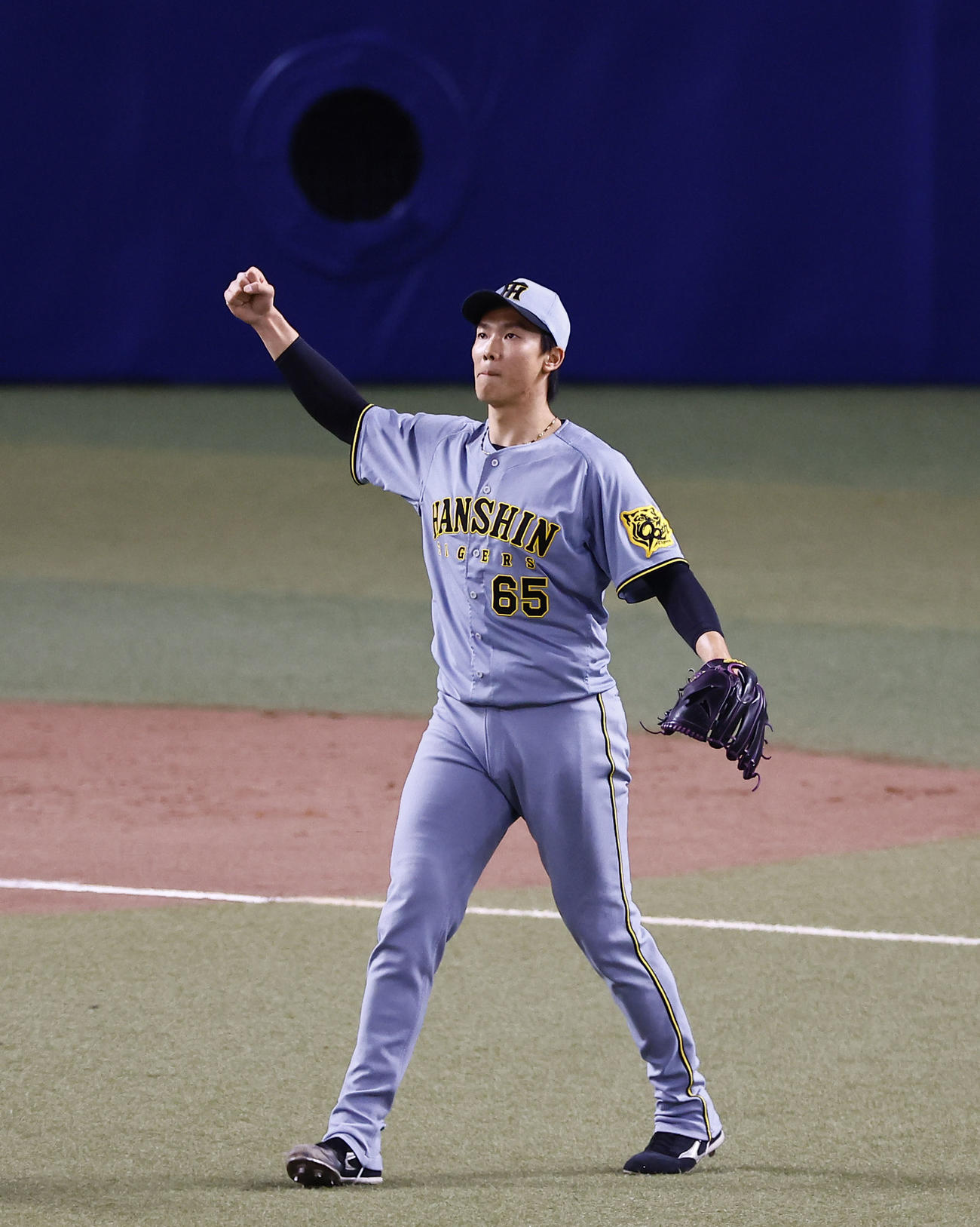 中日対阪神　8回裏中日2死一、二塁、カリステを右飛に打ち取り拳を掲げる湯浅（撮影・藤尾明華）
