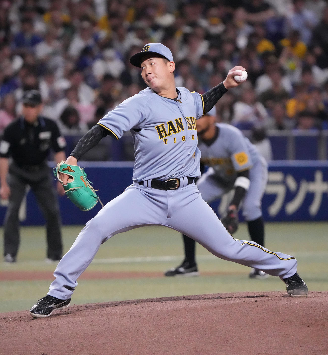 中日対阪神　1回裏、登板する阪神先発の伊原（撮影・森本幸一）