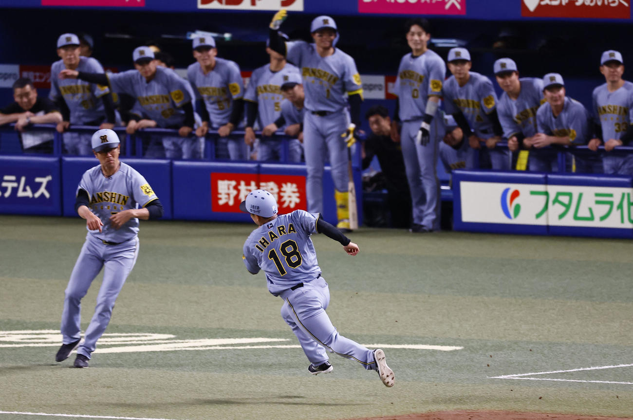 中日対阪神　3回表阪神1死一塁、近本の左越え二塁打で、ホームへ向かう伊原（撮影・藤尾明華）