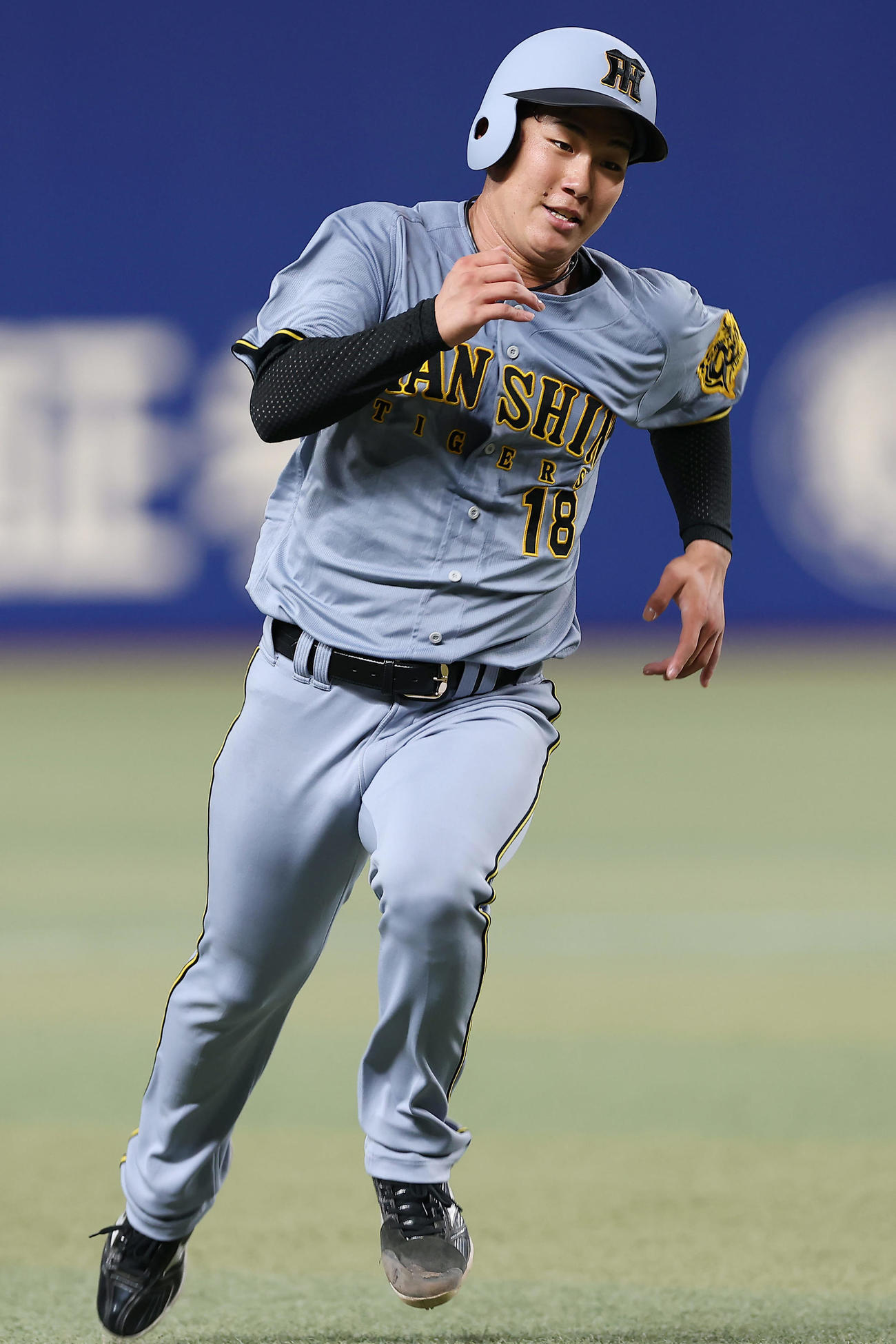 中日対阪神　3回表阪神2死一塁、近本の二塁打で本塁へ向かう一走伊原（撮影・前田充）