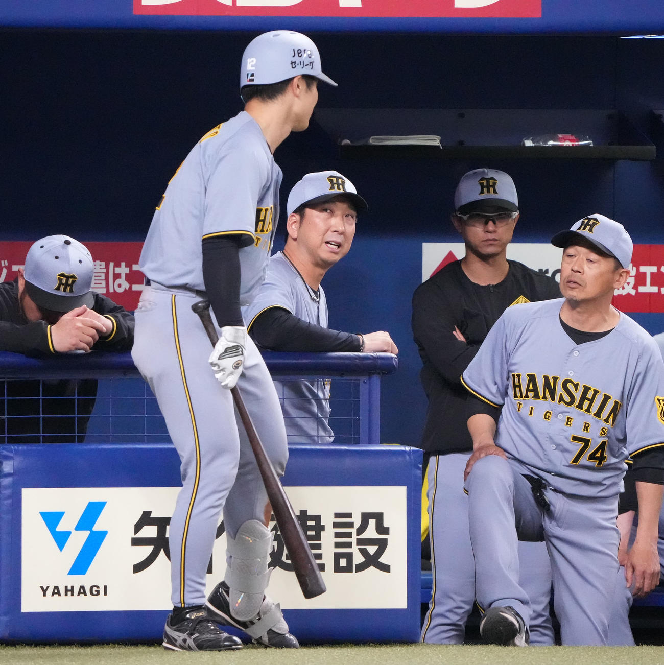中日対阪神　9回表阪神無死二、三塁、藤川監督（中央）は打席に向かう坂本に言葉をかける（撮影・森本幸一）