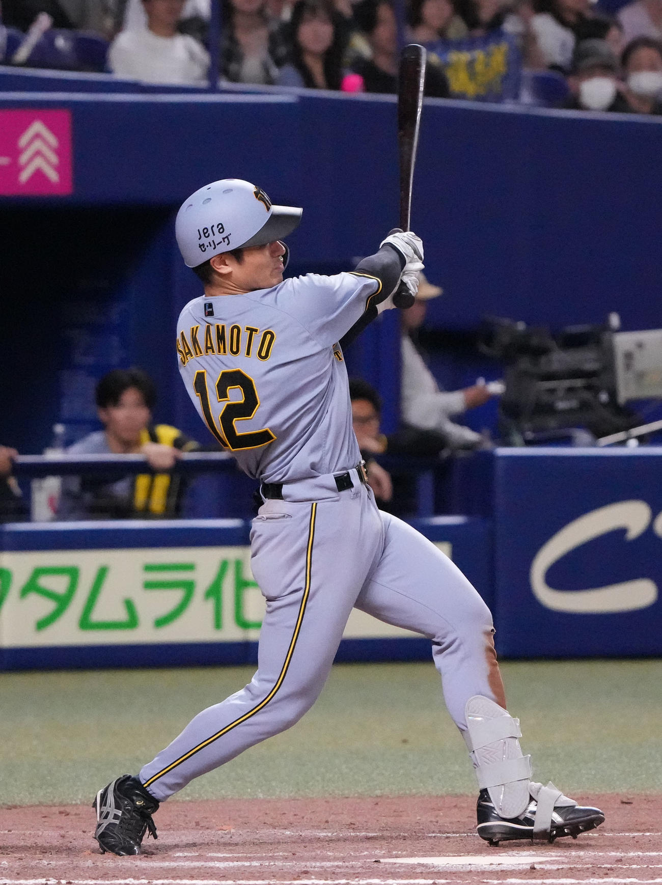 中日対阪神　9回表阪神無死二、三塁、左中間へ2点適時二塁打を放つ坂本（撮影・森本幸一）
