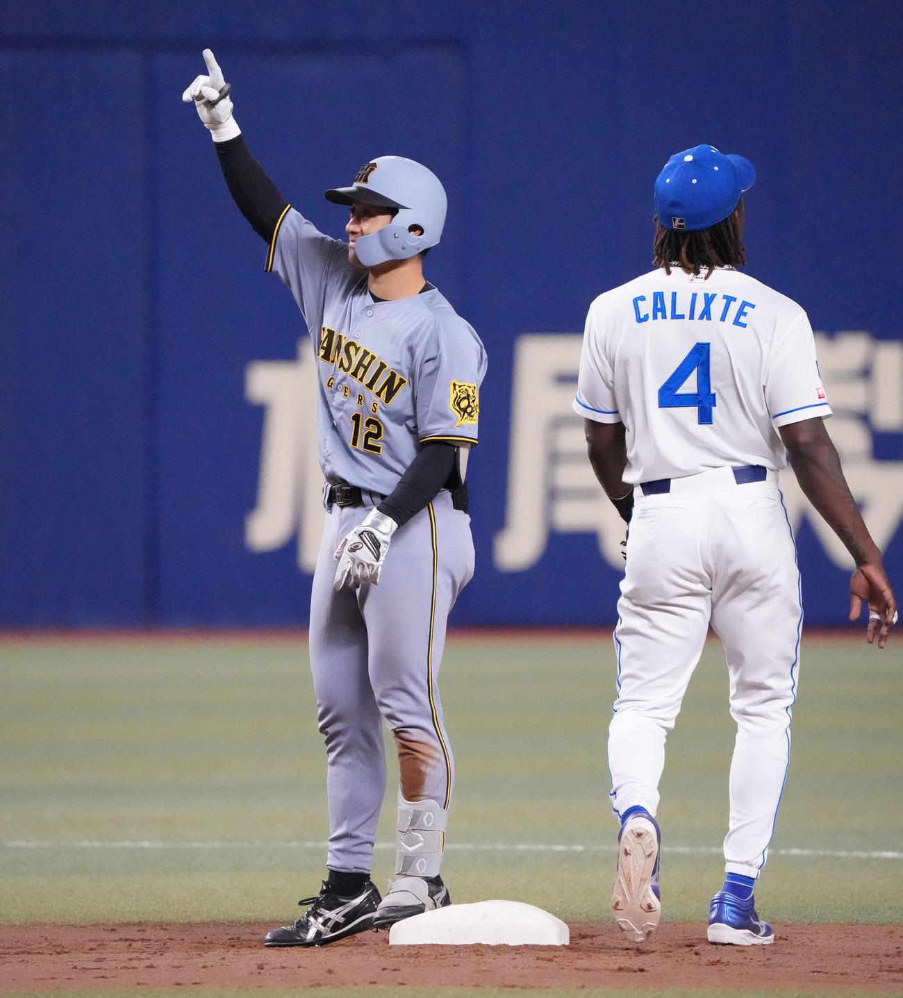 中日対阪神　9回表阪神無死二、三塁、坂本（左）は左中間へ2点適時二塁打を放ちベンチへアピール（撮影・森本幸一）