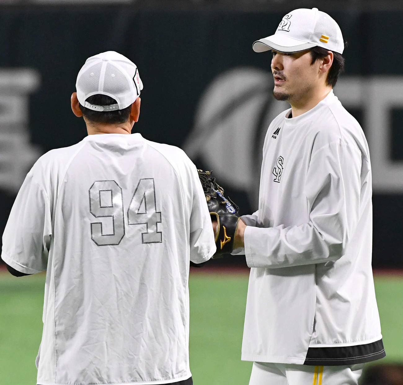 キャッチボールを終えて倉野コーチ（左）と話すソフトバンク有原（撮影・岩下翔太）
