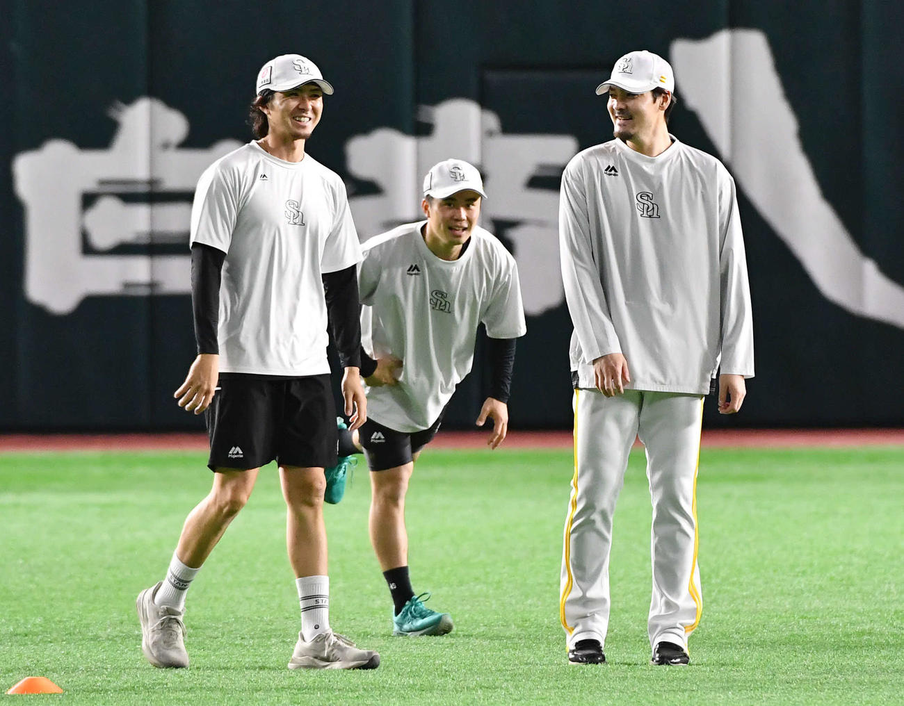 談笑しながらウオーミングアップを行う、左からソフトバンク上沢、松本晴、有原（撮影・岩下翔太）