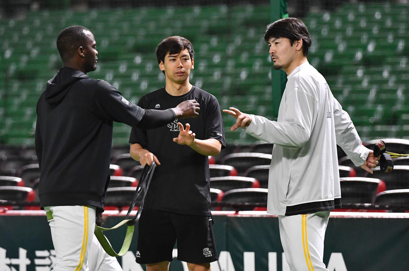 練習中、モイネロ（左）と話すソフトバンク有原（右）（撮影・岩下翔太）