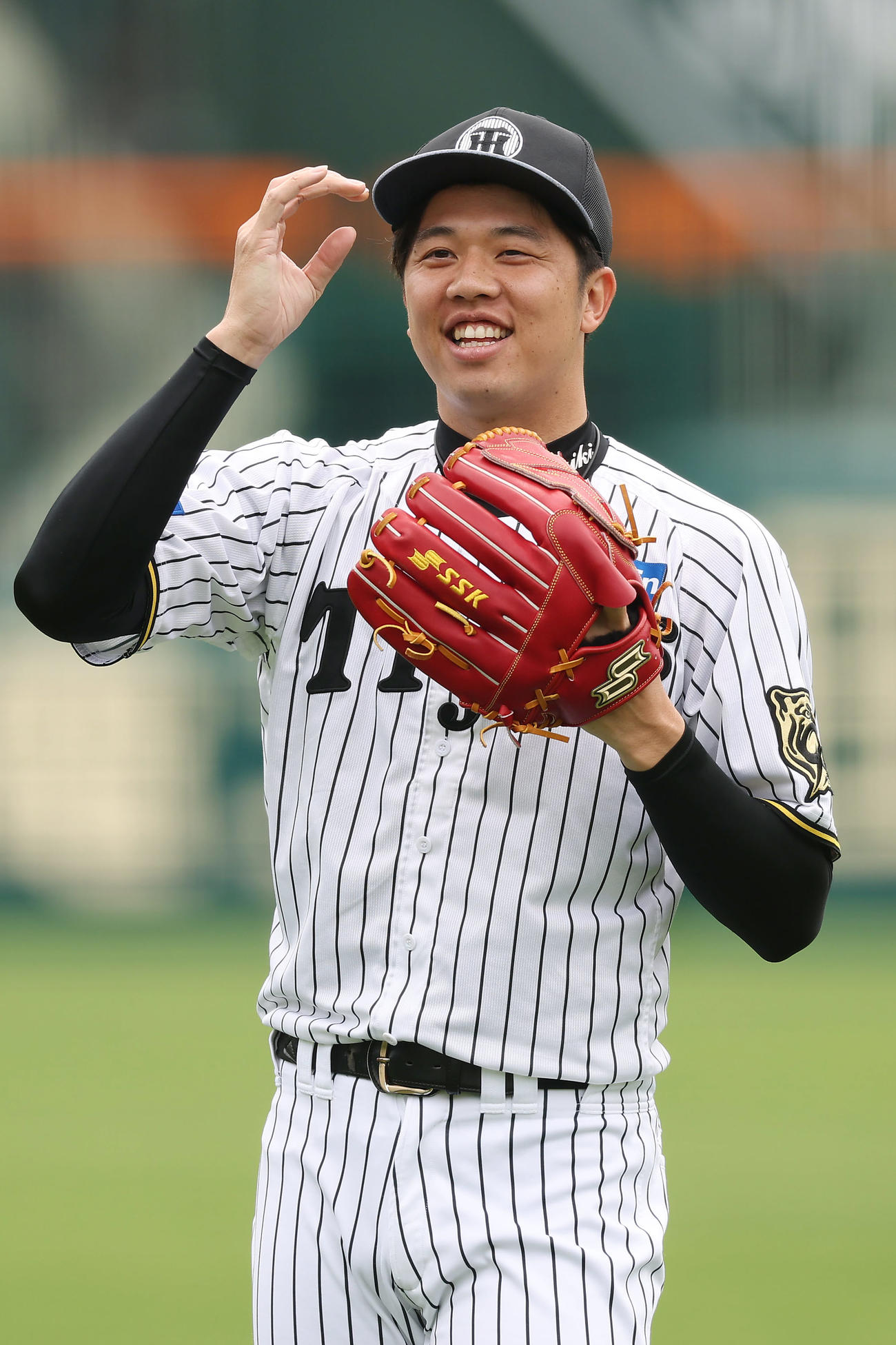 笑顔で練習に臨む阪神才木（撮影・前田充）