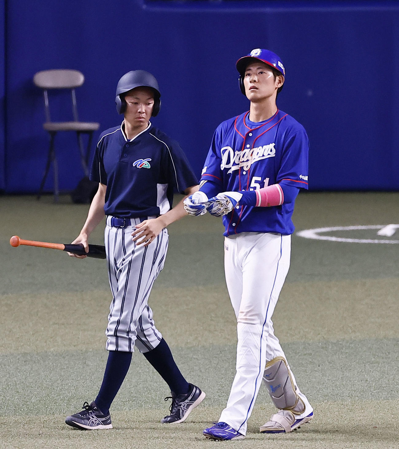 23日、6回裏中日2死三塁、申告敬遠で一塁へ歩く上林誠知