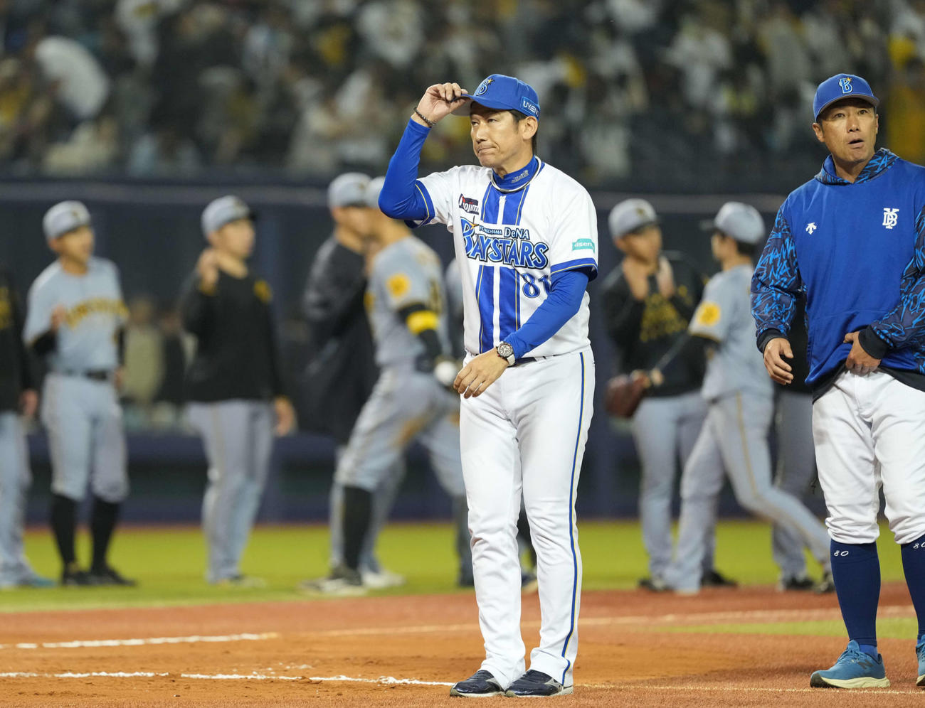 13日新潟での阪神戦で引き分けに終わりあいさつするDeNA三浦監督