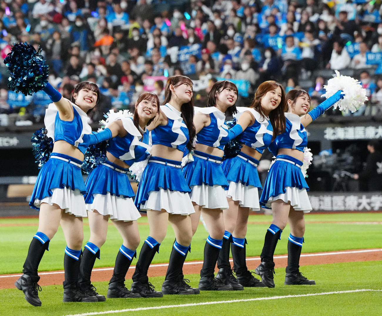 勝利を喜ぶファイターズガール（2025年4月撮影）