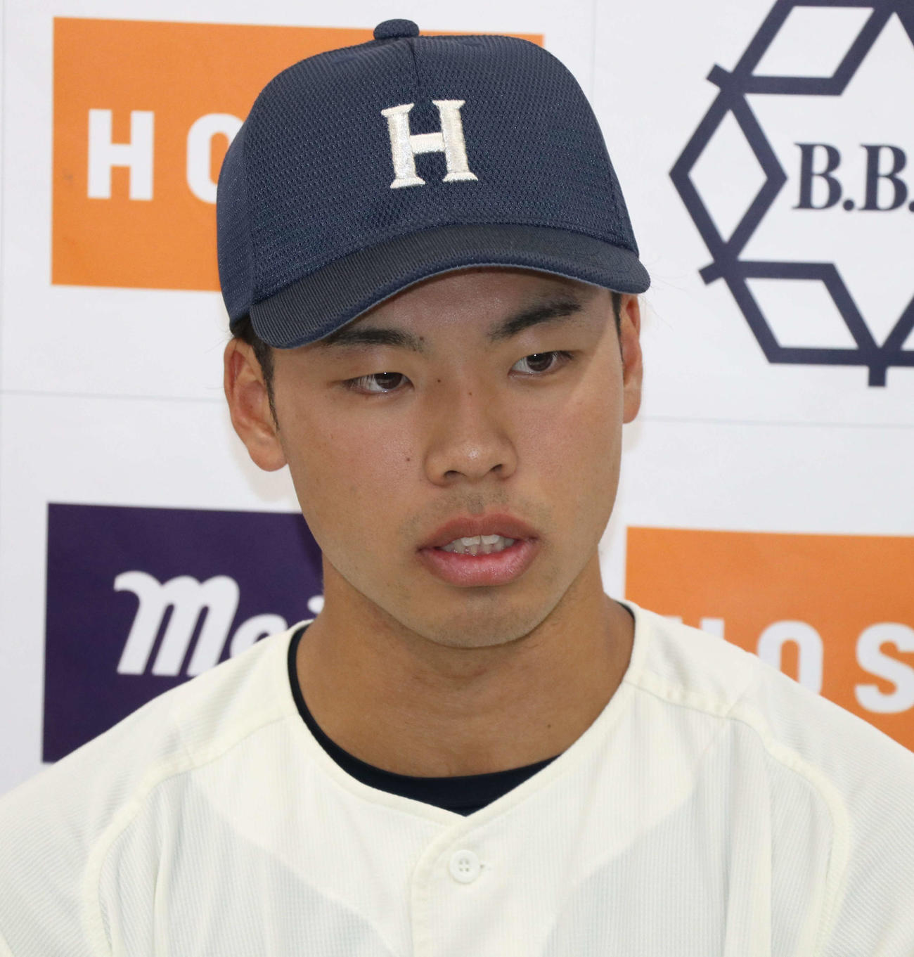 明大対法大　試合後のインタビューに答える法大・境（撮影・寺本吏輝）