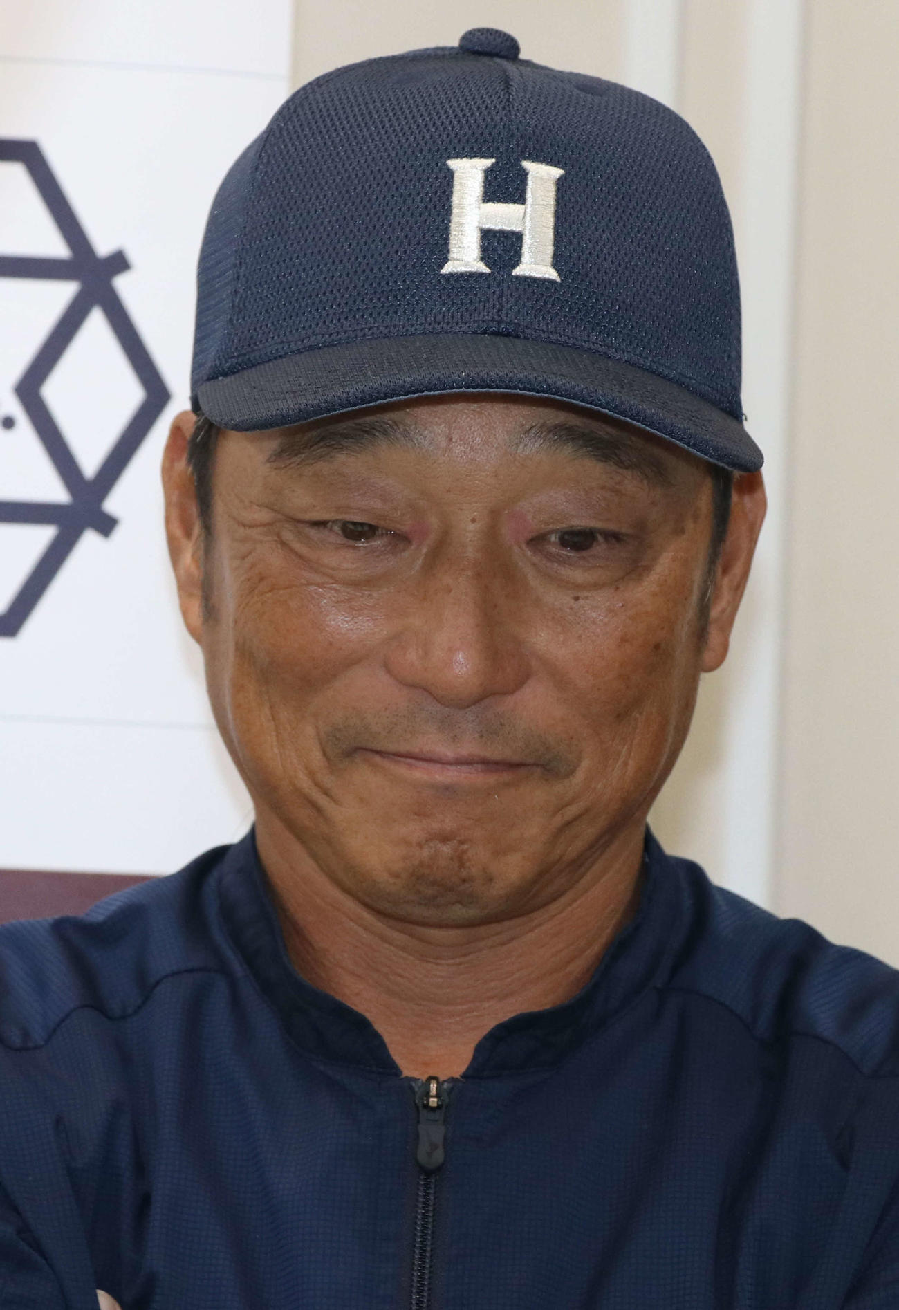 明大対法大　敗戦し厳しい表情を浮かべる法大・大島監督（撮影・寺本吏輝）