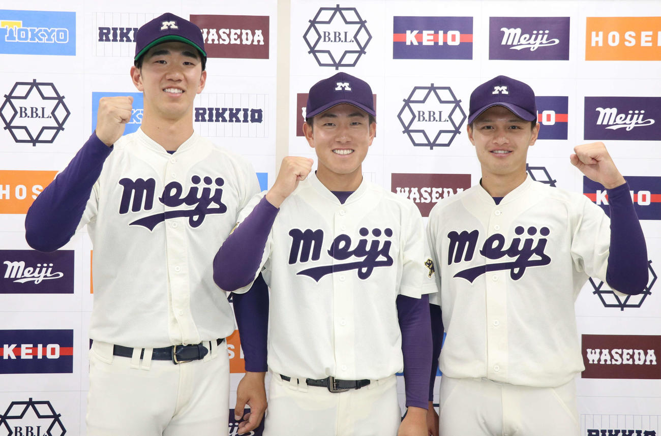 明大対法大　試合に勝利しガッツポーズをする明大・大室（左）、木本（中央）、毛利（右）（撮影・寺本吏輝）