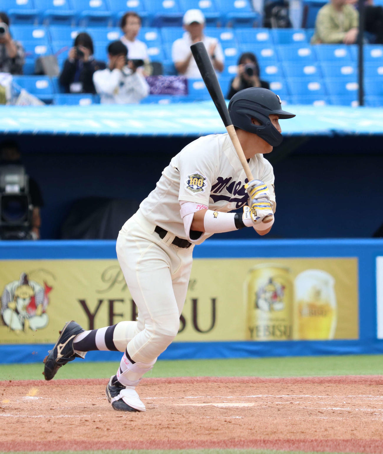 明大対法大　4回表明大2死一、二塁、左へ同点の適時打を放った宮田（撮影・寺本吏輝）