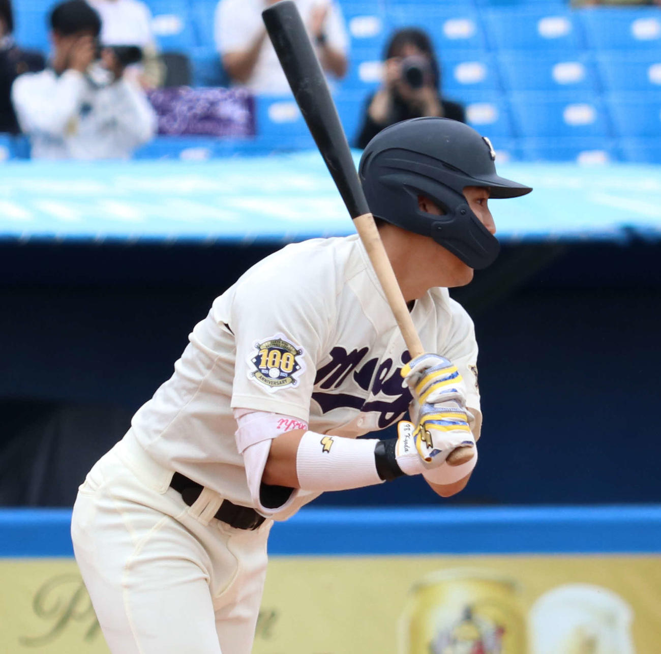 明大対法大　4回表明大2死一、二塁、左へ同点の適時打を放った宮田（撮影・寺本吏輝）