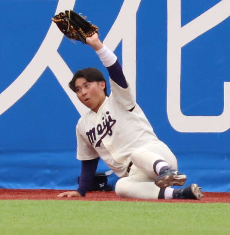 明大対法大　5回裏法大無死、フェンス際への大飛球を好捕した明大・岸本（撮影・寺本吏輝）
