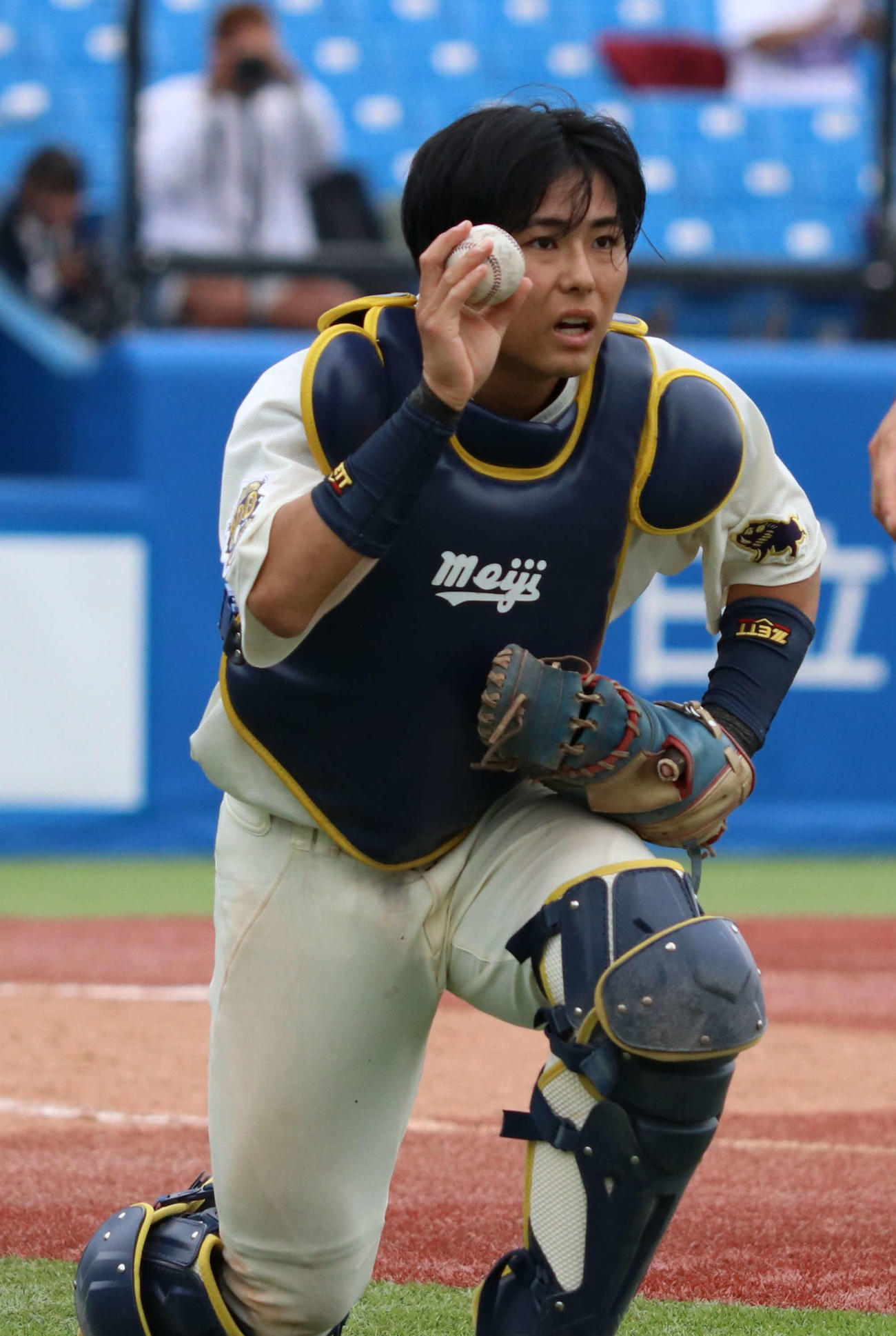 明大対法大　9回裏法大無死一塁、邪飛に飛び込んで好捕した明大・福原（撮影・寺本吏輝）