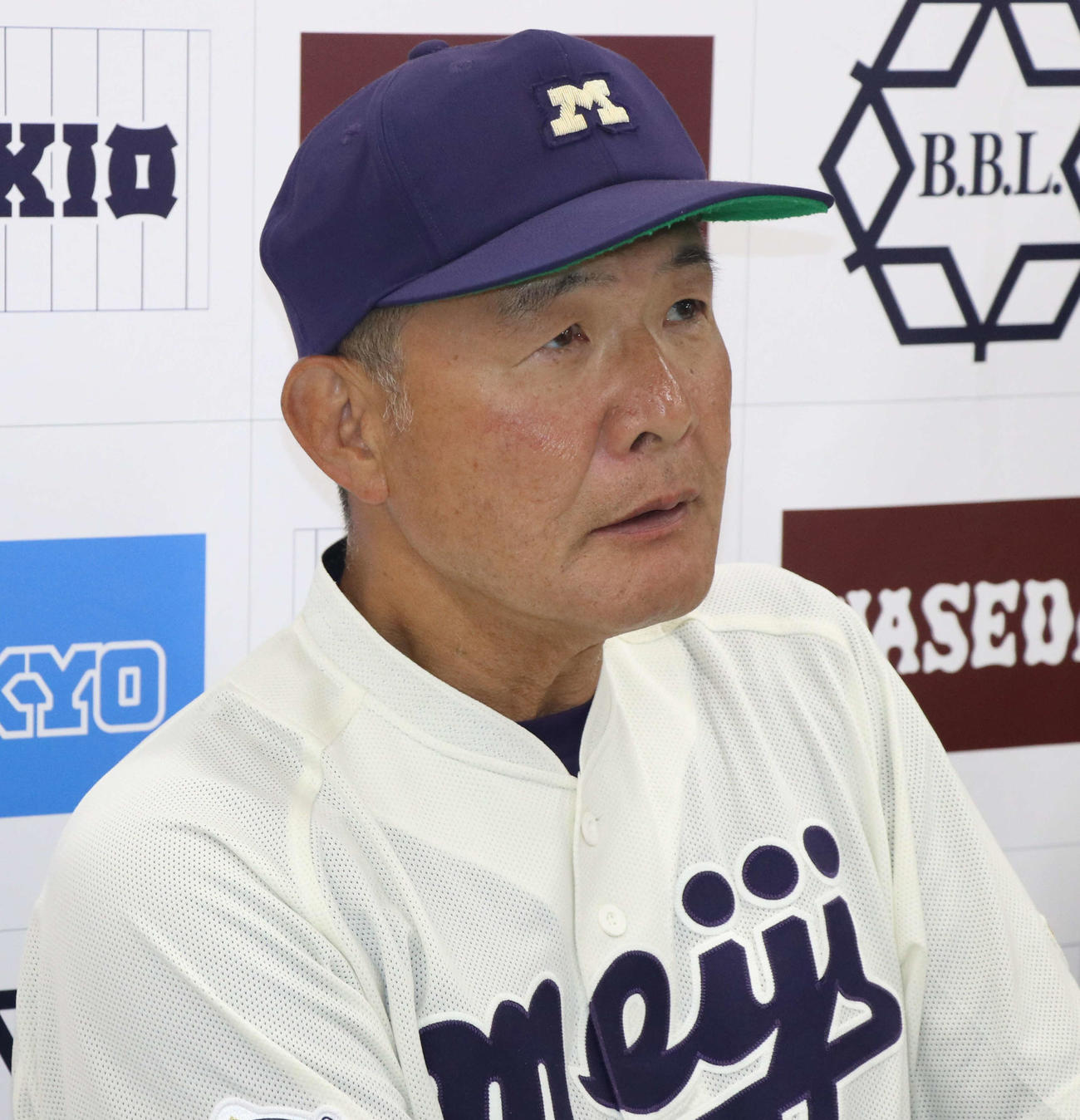 明大対法大　試合後のインタビューに答える明大・戸塚監督（撮影・寺本吏輝）